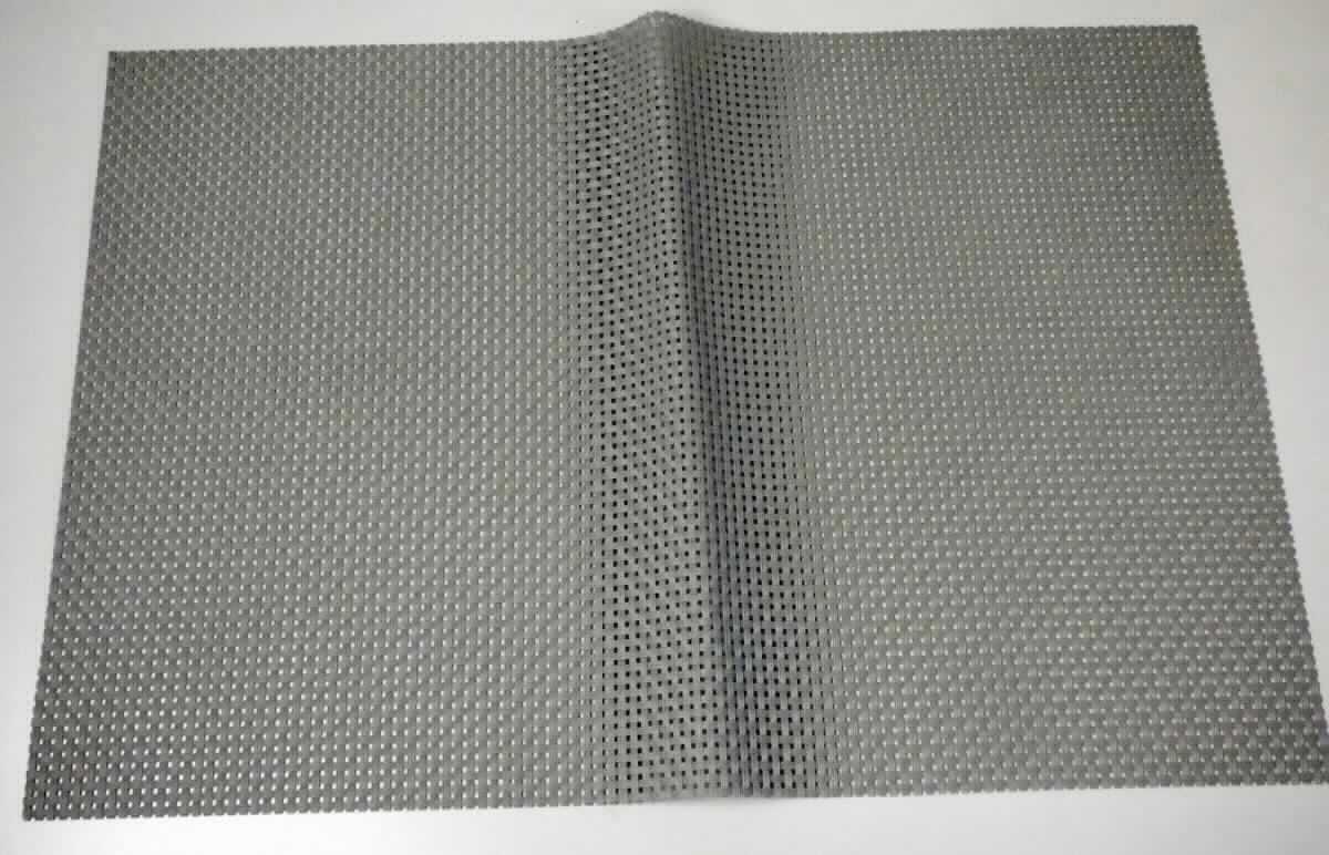 Platzset, Art. 210640, Foto siehe Anlage,
- rechteckig zugeschnitten (somit nicht konfektioniert); laut Antrag mit den Abmessungen von 30 cm x 45 cm,
- aus einem Gewebe aus Garnen aus synthetischen Chemiefasern, die vor dem Weben mit dem bloßen Auge 
  wahrnehmbar mit Kunststoff (laut Antrag Polyvinylchlorid) umhüllt (überzogen) worden sind (Garne der 
  Position 5604).

"Gewebe, mit Kunststoff (Polyvinylchlorid) überzogen, anderes als solche der Position 5902"