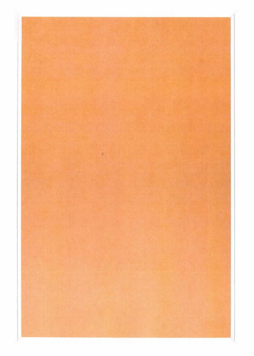 Nach den Antragsangaben und dem vorgelegten Warenmuster handelt sich bei dem sog. "Design-Pinnboard Korkgrau (Art.-Nr. 12200)" um eine rechteckige Tafel in den Abmessungen von 1800 mm x 1200 mm. Die Tafel besteht aus einer in einem Aluminiumprofil-Rahmen eingefassten Unterlage aus einfacher Pappe und einer vorderen  Nutzfläche aus Presskork.
Insbesondere auf Grund der Bedeutung in Bezug auf die Verwendung verleiht der Kork der zusammengesetzten Ware den wesentlichen Charakter.
Die Pinnwand ist zusammen mit Befestigungsmaterial für die Wandmontage in einem Pappkarton für den Einzelverkauf aufgemacht.

Zolltarifrechtlich handelt es sich um eine "Ware aus Presskork, andere als Würfel, Quader, Platten, Blätter und Streifen, andere als Stopfen, andere als Dichtungen für zivile Luftfahrzeuge".