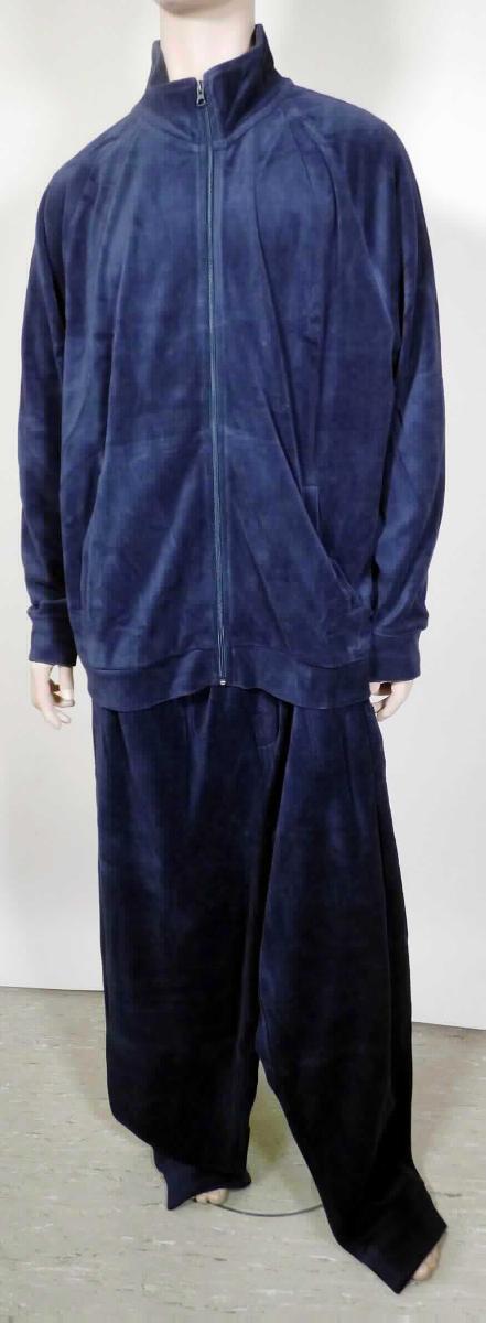 Kombination, sog. Herren Nicki Hausanzug, 2teilig, Art. P. 100724, Größe XXL, Foto siehe Anlage,
- bestehend aus einem Blouson und einer langen Hose, 
- laut Antrag gemeinsam in einem Polybeutel für den Einzelverkauf aufgemacht,
- aus ca. 1,3 mm dicken, einfarbigen Samtgewirken aus laut Antrag einem Grund und einem Flor aus 
  80 % Baumwolle und 20 % Polyester (synthetische Chemiefasern),
- vollständig aus ein und demselben Flächenerzeugnis hergestellt,
- aufgrund des verwendeten Flächenerzeugnisses (Samtgewirke) kein Trainingsanzug,
- ohne Hinweise auf den Trägerkreis (unisex), somit keine Männerkleidung,
- Blouson:
-- über den Schritt reichend (Rückenlänge: ca. 75 cm),
-- mit einem Stehkragen, 
-- vorn mit einer durchgehenden Öffnung mit einem bis in die Kragenspitzen reichenden Reißverschluss, 
-- mit langen Ärmeln, die über den unteren Rand des Kleidungsstücks hinausreichen; an den Ärmelenden 
   mit angesetzten, doppelt gearbeiteten, verengenden Bündchen,
-- vorn mit zwei eingesetzten, offenen Taschen unterhalb der Taille,
-- am unteren Rand mit einem angesetzten, doppelt gearbeiteten, leicht verengenden Bund,
- lange Hose: 
-- in der Taille abschließend; mit einem elastischen Bund mit Tunnelzug,
-- ohne Öffnung und ohne Verschluss,
-- mit knöchellangen Hosenbeinen,
-- an den Beinabschlüssen mit angesetzten, doppelt gearbeiteten, verengenden Bündchen.

"Kombination, aus Gewirken, für Frauen, aus Baumwolle"