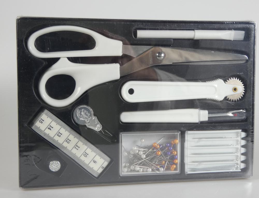 "Haus- und Hobbyschneiderei"
Warenzusammenstellung in Aufmachung für den Einzelverkauf, bestehend aus
 
- 30 Nähnadeln aus Stahl in einer Kunststoffbox (Position 7319)

- 70 Stecknadeln aus Stahl mit Perlknopf aus Kunststoff in einer Kunststoffbox
  (Position 7319) 

- einem Nahtrenner, mit freiem Arm zu handhabendes Erzeugnis mit 
  sichelförmigem arbeitenden Teil aus Stahl, auf einer Seite mit einer 
  Sicherheitskugel aus Kunststoff versehen sowie mit einem Griff und einer 
  Schutzkappe aus Kunststoff (Position 8205)

- einem Kopierrad, mit freiem Arm zu handhabendes Erzeugnis mit drehbar 
  gelagertem, gezackten arbeitenden Teil aus Stahl und Griff aus Kunststoff
  (Position 8205)

- einer Universal-Schere mit zwei um einen Stift x-förmig beweglich gelagerten 
  Scherenblättern aus Stahl sowie an den Enden mit Griffschalen aus Kunststoff
  ausgestattet, welche zur leichteren Handhabung jeweils zu einer Öse zum 
  Durchstecken eines Fingers ausgearbeitet sind (Position 8213)

- einem Maßband (Position 9017)

- einem Schneiderstift aus Kreidemine, mit fester Schutzhülle und einem 
  Kunststoffpinsel als Abdeckkappe (Position (9609)

- einem Fingerhut aus Stahl (Position 7326)

- einem Nadeleinfädler, mit freiem Arm zu handhabendes Erzeugnis aus 
  unedlen Metallen mit tropfenförmigem Griff und schlaufenförmigem Draht 
  als arbeitendem Teil (Position 8205) 

- zum Ausüben von Näh- und Schneiderarbeiten

- gemeinsam eingelegt in eine mit Tiefzieheinsatz versehene und mit 
  Kunststofffolie umschlossene Verpackung mit Unterteil aus Pappe
  und Deckel aus Kunststoff

Abbildung siehe Anlage

Im Hinblick auf die Menge sind die Waren der Position 7319  und im Hinblick auf den Wert die Waren der Position 8205 charakterbestimmend; bezüglich der Bedeutung für die Verwendung sind die Bestandteile gleich bedeutend. Da keine der gleichermaßen in Betracht kommenden Positionen den charakterverleihenden Bestandteil der Warenzusammenstellung bildet, ist diese in Anwendung der AV 3 c) in die zuletzt genannte dieser Positionen (8205) einzureihen.

Derartige Erzeugnisse gehören als "Handwerkzeuge (Haushaltswerkzeuge), anderweit weder genannt noch inbegriffen, mit arbeitendem Teil aus unedlem Metall" zum TARIC-Code 8205 5100 00.