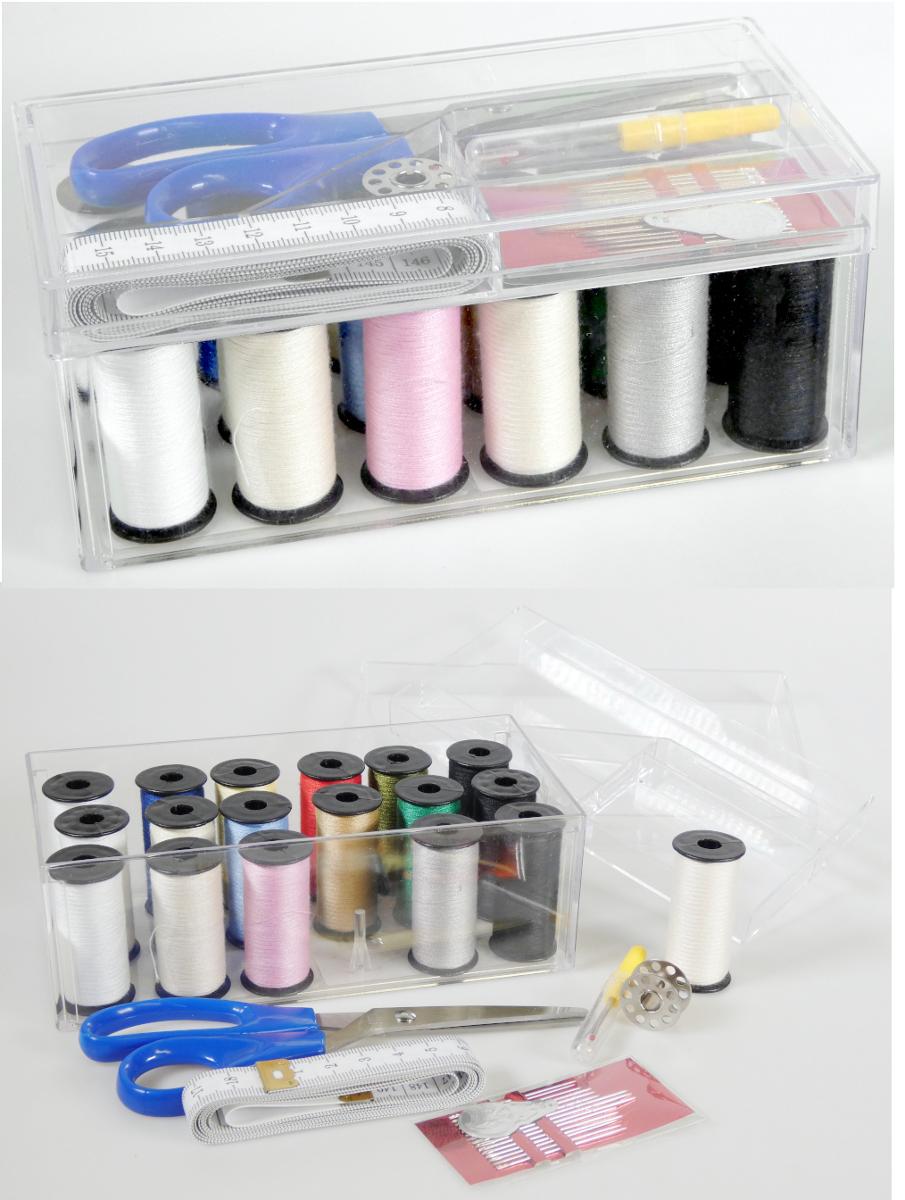 Nähgarnset, Foto siehe Anlage,
- Warenzusammenstellung, bestehend aus Nähgarnen, Maßband, Nähnadeln, Schere, 
  Nadeleinfädler, Nahttrenner und Unterfadenspule,
- gemeinsam in einer Kunststoffbox für den Einzelverkauf aufgemacht und zur Befriedigung eines
  speziellen Bedarfs zusammengestellt,
- 18 Nähgarne:
-- jeweils auf einer Unterlage (Spule) aufgemacht, mit einem Gewicht einschließlich der Unterlage 
   von ca. 7 g (= Garn in Aufmachung für den Einzelverkauf),
-- aus synthetischen Spinnfasern (laut Antrag Polyester),
-- gefärbt bzw. gebleicht,
-- gezwirnt, mit einer Z-Drehung als letzter Drehung,
-- appretiert für die Verwendung als Nähgarn,
-- mit einem Titer von weniger als 10.000 dtex (kein Bindfaden),
- Nadeln:
-- 13 Nähnadeln aus unedlem Metall,
-- zwei selbsteinfädelnde Nähnadeln aus unedlem Metall,
- Schere und Nahttrenner, jeweils:
-- aus unedlem Metall, mit einem Griffstück bzw. einer Hülse aus Kunststoff,
- ein Nadeleinfädler aus unedlem Metall,
- eine Unterfadenspule aus unedlem Metall,
- ein Maßband (Längenmaßinstrument) für den Handgebrauch, mit einer Länge von 150 cm,
- die Nähgarne bestimmen insbesondere im Hinblick auf den Umfang und die Bedeutung in Bezug
  auf die Verwendung den Charakter der Warenzusammenstellung, somit keine Ware der 
  Position 7319.

"Nähgarne aus synthetischen Spinnfasern, in Aufmachung für den Einzelverkauf"
