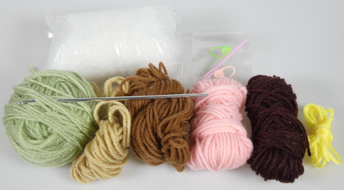 Häkel-Set, Foto siehe Anlage,
- Warenzusammenstellung, bestehend aus sechs Garnen, einer Häkelnadel, einer Wollnadel,
  Füllmaterial, zwei Maschenmarkierer und laut Antrag einer Anleitung,
- laut Antrag gemeinsam in einer bedruckten Pappschachtel für den Einzelverkauf aufgemacht 
  und zur Befriedigung eines speziellen Bedarfs zusammengestellt,
- Garne:
-- aus synthetischen Spinnfasern,
-- gezwirnt, mit einer S-Drehung als letzter Drehung,
-- im Knäuel (ohne Unterlage, u. a. deshalb kein Nähgarn),
-- mit einem Gewicht von nicht mehr als 500 g (Garn in Aufmachungen für den Einzelverkauf), 
-- mit einem Titer von unter 10.000 dtex, somit kein Bindfaden,
- Häkelnadel:
-- mit einer Länge von ca. 15 cm,
-- aus unedlem Metall, 
- Wollnadel:
-- mit einer Länge von ca. 7 cm,
-- aus Kunststoff,
- Füllmaterial:
-- aus losen synthetischen Spinnfasern,
- Maschenmarkierer:
-- aus Kunststoff,
- Anleitung:
-- aus Papier,
-- laut Antrag bedruckt mit einer Häkelanleitung,
- erfüllt als Handarbeitsset nicht die Bedingungen zur Einreihung in die Position 9503,
- die Garne bestimmen insbesondere im Hinblick auf die Bedeutung in Bezug auf die Verwendung
  den Charakter der Warenzusammenstellung.

"Garne aus synthetischen Spinnfasern, kein Nähgarn, in Aufmachungen für den Einzelverkauf, mit
 einem Anteil an synthetischen Spinnfasern von mehr als 85 GHT"