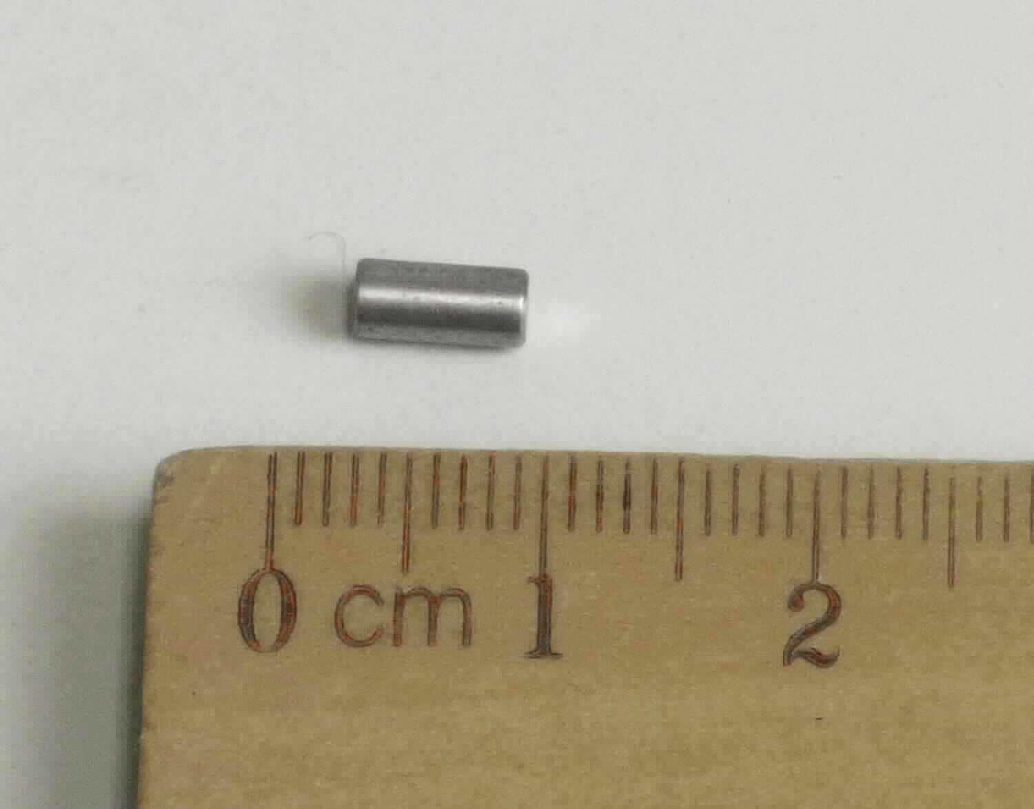 Es handelt sich um etwa 6 mm lange, kreiszylindrische, massive Erzeugnisse aus Stahl, mit glatter Oberfläche und mit stumpfen Enden. Die Waren dienen als Verbindungs- und Sicherungselemente für spezielle Lampenklemmen.
- Antragstellerangaben -
Durchmesser: etwa 3 mm.


Abbildung siehe Anlage.

Derartige Erzeugnisse gehören als "den Bolzen ähnliche Waren aus Stahl, ohne Gewinde" zum TARIC-Code 7318 29 00 90.