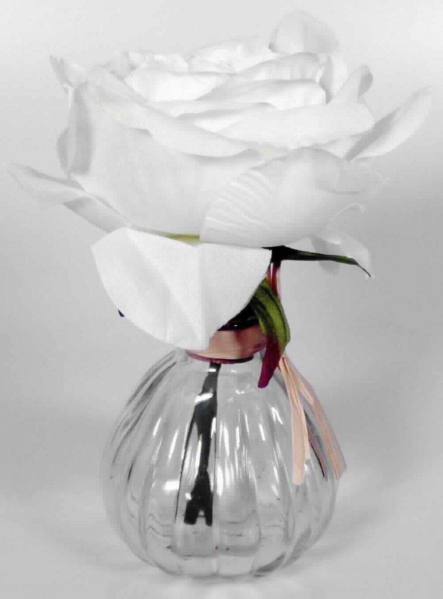 Ziergegenstand, sog. Pfingstrose in Vase, Artikel-Nr. 229089, Foto siehe Anlage,
- zusammengesetzte Ware in Form einer Vase und einer künstlichen Blume,
- Vase:
- - bauchiges, oben offenes Gefäß mit einem kurzen Hals,
- - aus klarsichtigem Glas,
- - mit einem Korkstopfen,
- - mit einem um den Gefäßhals zu einer Schleife gewickelten Papierstreifen,
- - in den Abmessungen: ca. 8 cm (Höhe) x 7 cm (Durchmesser), 
- künstliche Blume (Pfingstrose):
- - mit einer Höhe von ca. 15 cm,
- - mit einem dornigen Stiel aus Kunststoff,
- - - innen mit einem verstärkenden Metalldraht,
- - mit charakterbestimmenden Blüten- und Kelchblättern aus Zuschnitten aus Spinnstoffgeweben, 
- - - in der Blütenmitte mit einem Kern aus Styropor (Kunststoff) und in halber Höhe mit einer oben 
      offenen Halbkugel aus Kunststoff verstärkt (beide verdeckt),
- - die einzelnen Elemente der künstlichen Blume sind durch In- bzw. Aufeinanderstecken und Kleben
    (Blumenbindetechniken) miteinander verbunden,
- - mit dem Stiel, der durch den Korkstopfen gesteckt wurde mit der Vase verbunden,
- im Hinblick auf den Umfang sind die Vase und die künstliche Blume gleichbedeutend, im Hinblick auf 
  die Zierwirkung bestimmt jedoch die künstliche Blume den Charakter der zusammengesetzten Ware.

"Künstliche Blume, aus Spinnstoff"