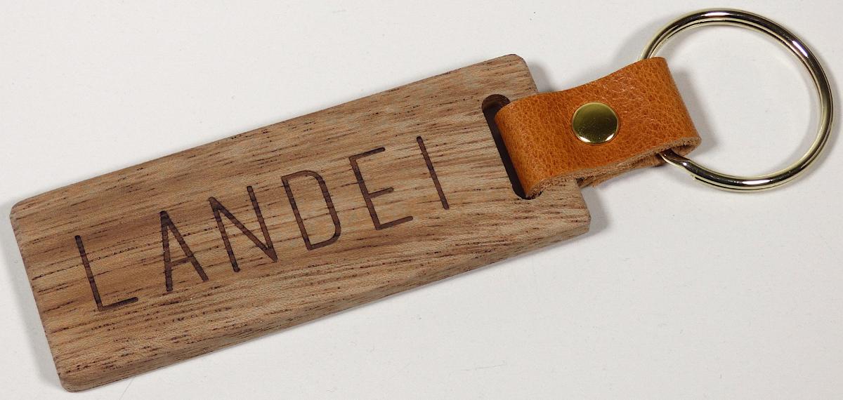Es handelt sich um Kombinationen aus einem Schlüsselring (Außendurchmesser: etwa 35 mm) aus Stahldraht (Querschnittsabmessung: etwa 2 mm) und einem rechteckigen, flachen Anhänger aus Holz, der mittels einer Lederschlaufe an dem Ring befestigt ist. Die Schlaufe wird mittig mittels eines Niets aus Stahl zusammengehalten. Der Anhänger ist mit dem Schriftzug "Landei" versehen.
Die Erzeugnisse sind zur Aufnahme und Aufbewahrung von Schlüsseln bestimmt.
- Antragstellerangaben -
Bei den aus verschiedenen Stoffen zusammengesetzten Erzeugnissen bestimmt der Schlüsselring aus Stahldraht insbesondere in Bezug auf die Bedeutung für die Verwendung den Charakter des Ganzen.

Abbildung siehe Anlage.

Derartige Erzeugnisse gehören als "andere Waren aus Stahldraht" zum TARIC-Code 7326 2000 90.