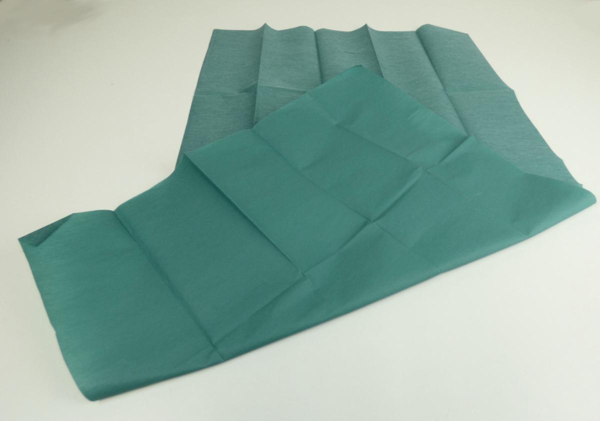 Vliesstoff, Foto siehe Anlage,
- in einem Polybeutel verpackt,
- rechteckig zugeschnitten (somit nicht konfektioniert; damit keine Ware der Position 6307),
- laut Antrag auch in den Varianten mit "Loch" und "Schlitz" erhältlich,
- laut Untersuchungsergebnis:
-- aus synthetischen Filamenten,
-- mit Bindemittel verfestigt,
-- kein melt blown,
-- einseitig mit einer Folie aus Kunststoff (keine Zellkunststoff) laminiert,
-- mit einem Quadratmetergewicht von ca. 55 g.

"Vliesstoff, laminiert, aus synthetischen Filamenten, mit einem Quadratmetergewicht von mehr als 25 g
  bis 70 g, weder bestrichen noch überzogen, anderer als in den Unterpositionen 5603 1290 10 bis
  5603 1290 60 genannte"