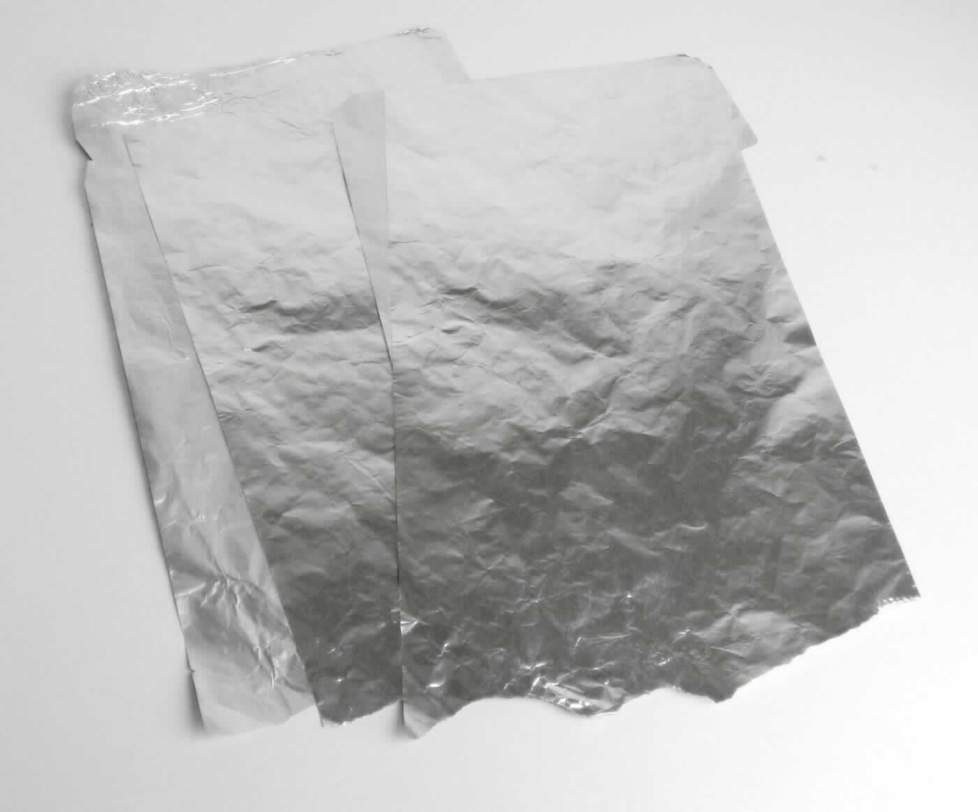 Folien aus Aluminium

Bei der Ware handelt es sich um Flacherzeugnisse aus Aluminium mit einer Dicke von weniger als 0,021 mm. Gemäß den Angaben sind die Folien gewalzt, geprägt und weichgeglüht und liegen in Form von Rollen mit einem Stückgewicht von mehr als 10 kg und einer Breite von 1500 mm oder weniger vor.
Die Prägung wird in gewalztem Zustand vor der Weichglühung aufgebracht und ist daher nur schwach augeprägt.
Das Prägungsmuster kann bei den Folien variieren z.B. in Form von Strukturprägungen (Wabenmuster, Gitternetz). Die Erzeugnisse werden beispielsweise zum Verpacken von Lebensmitteln verwendet.

Die Ware ist aufgrund ihrer Beschaffenheit als "Folien aus Aluminium, ohne Unterlage, mehr als nur gewalzt, mit einer Dicke von weniger als 0,021 mm und einem Stückgewicht von mehr als 10 kg" in den TARIC-Code 7607 1910 90 einzureihen.