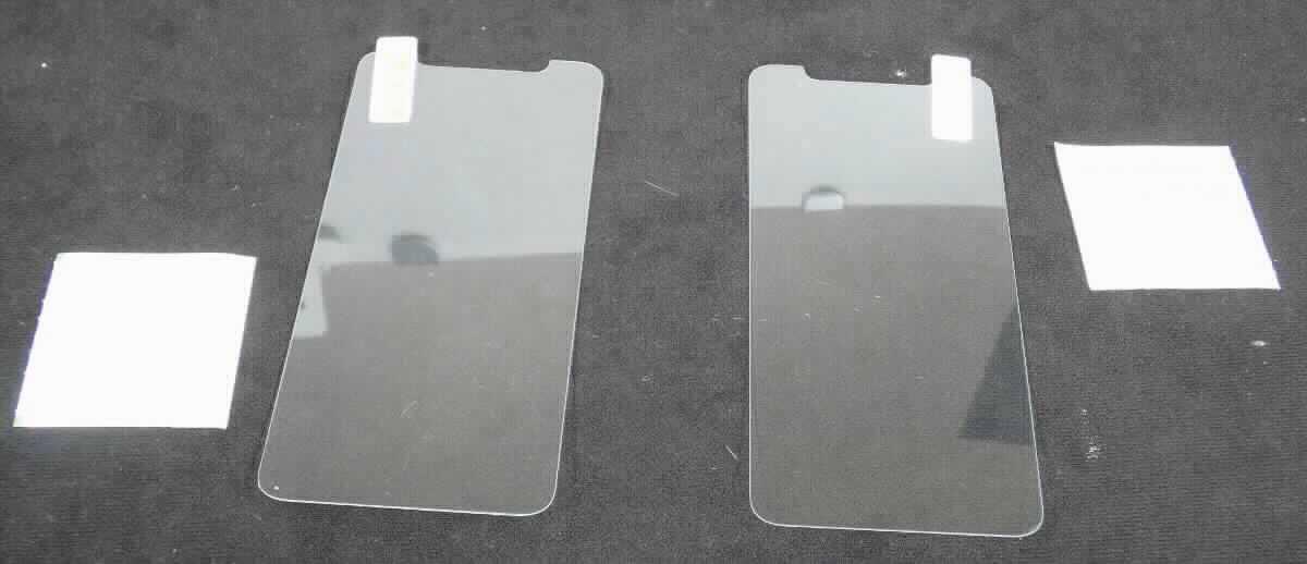 Warenzusammenstellung bestehend aus einem Displayschutzglas, zwei Reinigungstüchern und einer Abstaubfolie, 
Foto siehe Anlage,
- jeweils als 2er Set,
- in Aufmachung für den Einzelverkauf; zur Befriedigung eines speziellen Bedarfs zusammengestellt (Anbringen 
  des Displayschutzglases an einem Mobiltelefon),
- Displayschutzglas:
- - aus transparentem, vorgespanntem, Einschichten-Sicherheitsglas,
- - mit abgerundeten Ecken und gerätespezifischen Aussparungen versehen,
- - einseitig beschichtet und mit einer abziehbaren Schutzfolie versehen,
- - veranschaulicht durch ein Muster in den Abmessungen: ca. 13,5 cm x 6,2 cm,
- - wird als Sicherheitsglas der Position 7007 nicht vom Warenkreis der Position 7006 erfasst,
- Reinigungstücher:
- - jeweils aus Spinnstoffen,
- - eines mit einer Reinigungsflüssigkeit getränkt; eines ohne Tränkung (trocken),
- Abstaubfolie:
- - selbsthaftende, rechteckige Klebefolie aus Kunststoff,
- - auf einem Träger aus Papier aufgebracht,
- - dient zum Entfernen von Staub vom Display eines Mobiltelefons,
- im Hinblick auf den Umfang und die Verwendung verleiht das Einschichten-Sicherheitsglas (Displayschutzglas)
  der Warenzusammenstellung ihren wesentlichen Charakter.

"Vorgespanntes Einschichten-Sicherheitsglas, anderes als in den Unterpositionen 7007 1110 bis 7007 1920 
 genannte, anderes als von den TARIC-Codes 7007 1980 12 bis 7007 1980 85 erfasste"