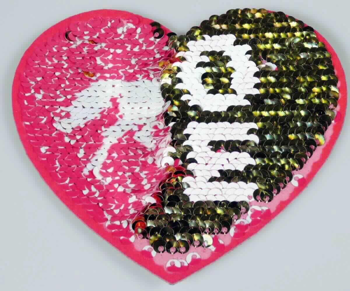 Applikationsstickerei, sog. Patches mit Pailletten, Foto siehe Anlage,
- als Motiv, in Form eines Herzens, in den Abmessungen von ca. 10 cm x 9 cm,
- mit einem Stickgrund aus einem Vliesstoff aus Chemiefasern,
- auf diesem Grund sind mittels Stickfäden Pailletten aufgestickt,
- auf der Rückseite mit selbstklebendem Kleber und Abdeckpapier versehen,
- keine Ätzstickerei oder Stickerei mit herausgeschnittenem Grund,
- laut Antrag mit einem Wert von mehr als 17,50 Euro je kg Eigengewicht,
- ohne Hinweise auf Handarbeit,
- stellt sich als Stickerei als Motiv dar, somit keine Ware der Position 6307.

"Stickerei als Motiv, andere als Ätzstickerei und Stickerei mit herausgeschnittenem Grund, aus Chemiefasern, mit 
 einem Wert von mehr als 17,50 EUR je kg Eigengewicht, nicht handgearbeitet"