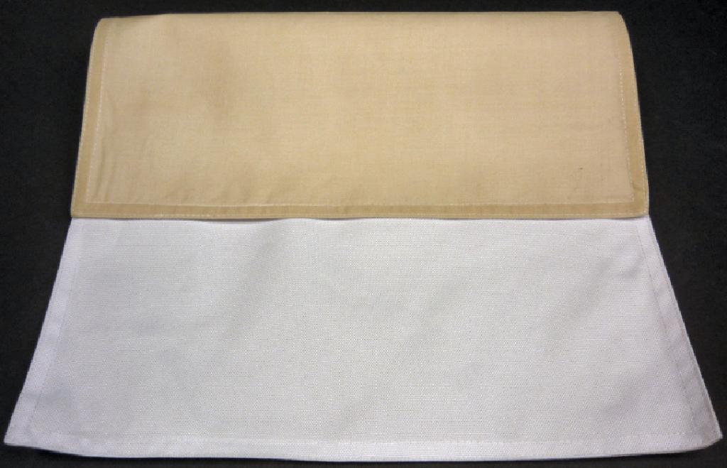 Tischwäsche, sog. Sublistar Textil-Tischset 2-lagig, Art. TSN-4, Foto siehe Anlage,
- laut Antrag:
-- rechteckig; mit den Abmessungen von ca. 41 cm x 29 cm,
-- doppellagig gearbeitet; aus ca. 0,2 mm dicken, einfarbigen Geweben und ca. 0,4 mm
   dicken, einfarbigen Geweben; beide aus 90 % Polyester (synthetische Chemiefasern)
   und 10 % Baumwolle,
-- an den Rändern zusammengenäht (somit konfektioniert),
- wird üblicherweise gewaschen und kennzeichnet sich aufgrund des Materials und des
  Verwendungszwecks als Tischwäsche.

"Tischwäsche, aus Spinnstoffen, aus Geweben, aus Chemiefasern"