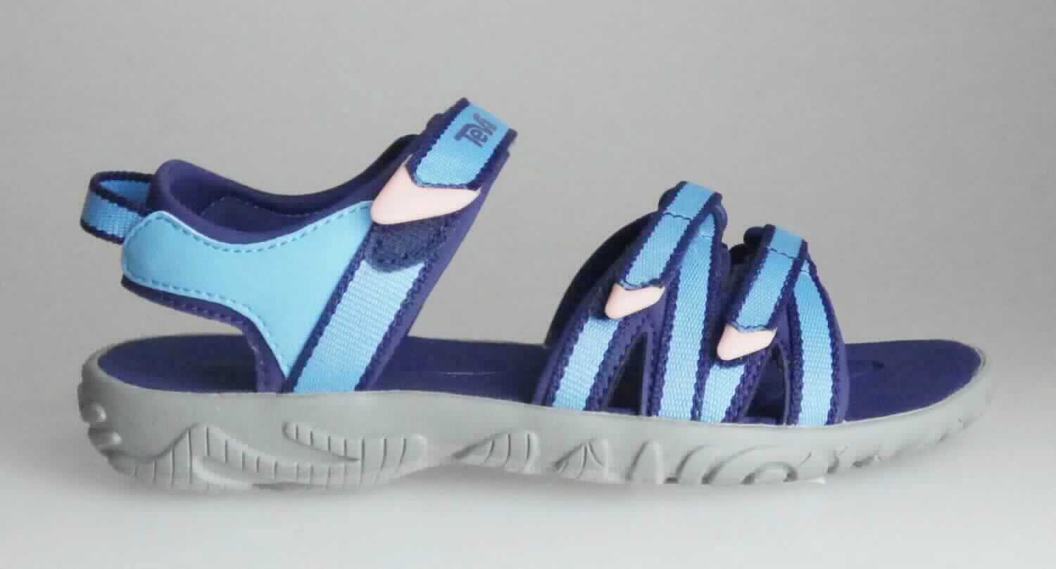 Sandalen (lt. Antrag: "Freizeitsandale für Mädchen", Größe C'13, Foto siehe Anlage)
- mit Laufsohlen aus (lt. Antrag) Kunststoff,
- mit zehenfreiem Oberteil (nicht geschlossenes Blatt; nicht mit der Sohle durch Zapfen zusammengesteckt)
  aus Kunststoff (Spinnstoff mit einer mit bloßem Auge wahrnehmbaren Außenschicht aus Kunststoff),
- auf das Oberteil sind Stücke aus Spinnstoff und Kunststoff als Verstärkungsteile aufgesetzt,
- mit Klettverschluss,
- nicht den Knöchel bedeckend,
- ohne Metallschutz in der Vorderkappe,
- mit einer größten Höhe des Absatzes und der Sohle von ca. 2,5 cm.

"Schuhe, andere als in der Position 6401 genannte, mit Laufsohlen und Oberteil aus Kunststoff, andere als 
 in den Unterpositionen 6402 1210 bis 6402 9910 genannte, deren Blatt nicht geschlossen ist, andere als in der
 Unterposition 6402 9931"