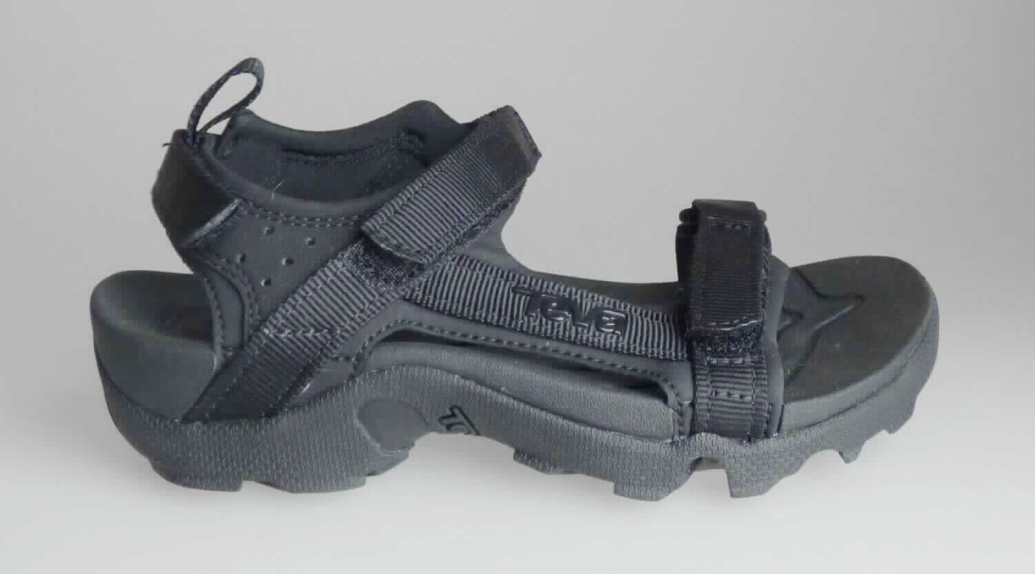 Sandalen (lt. Antrag: "Freizeitsandale für Kinder", Größe C'13, Foto siehe Anlage)
- mit Laufsohlen aus (lt. Antrag) Kunststoff,
- mit zehenfreiem Oberteil (nicht geschlossenes Blatt; nicht mit der Sohle durch Zapfen zusammengesteckt)
  aus Kunststoff (Spinnstoff mit einer mit bloßem Auge wahrnehmbaren Außenschicht aus Kunststoff),
- auf das Oberteil sind Stücke aus Spinnstoff und Kunststoff als Verstärkungsteile aufgesetzt,
- mit Klettverschluss,
- nicht den Knöchel bedeckend,
- ohne Metallschutz in der Vorderkappe,
- mit einer größten Höhe des Absatzes und der Sohle von ca. 2,7 cm.

"Schuhe, andere als in der Position 6401 genannte, mit Laufsohlen und Oberteil aus Kunststoff, andere als 
 in den Unterpositionen 6402 1210 bis 6402 9910 genannte, deren Blatt nicht geschlossen ist, andere als in der
 Unterposition 6402 9931"