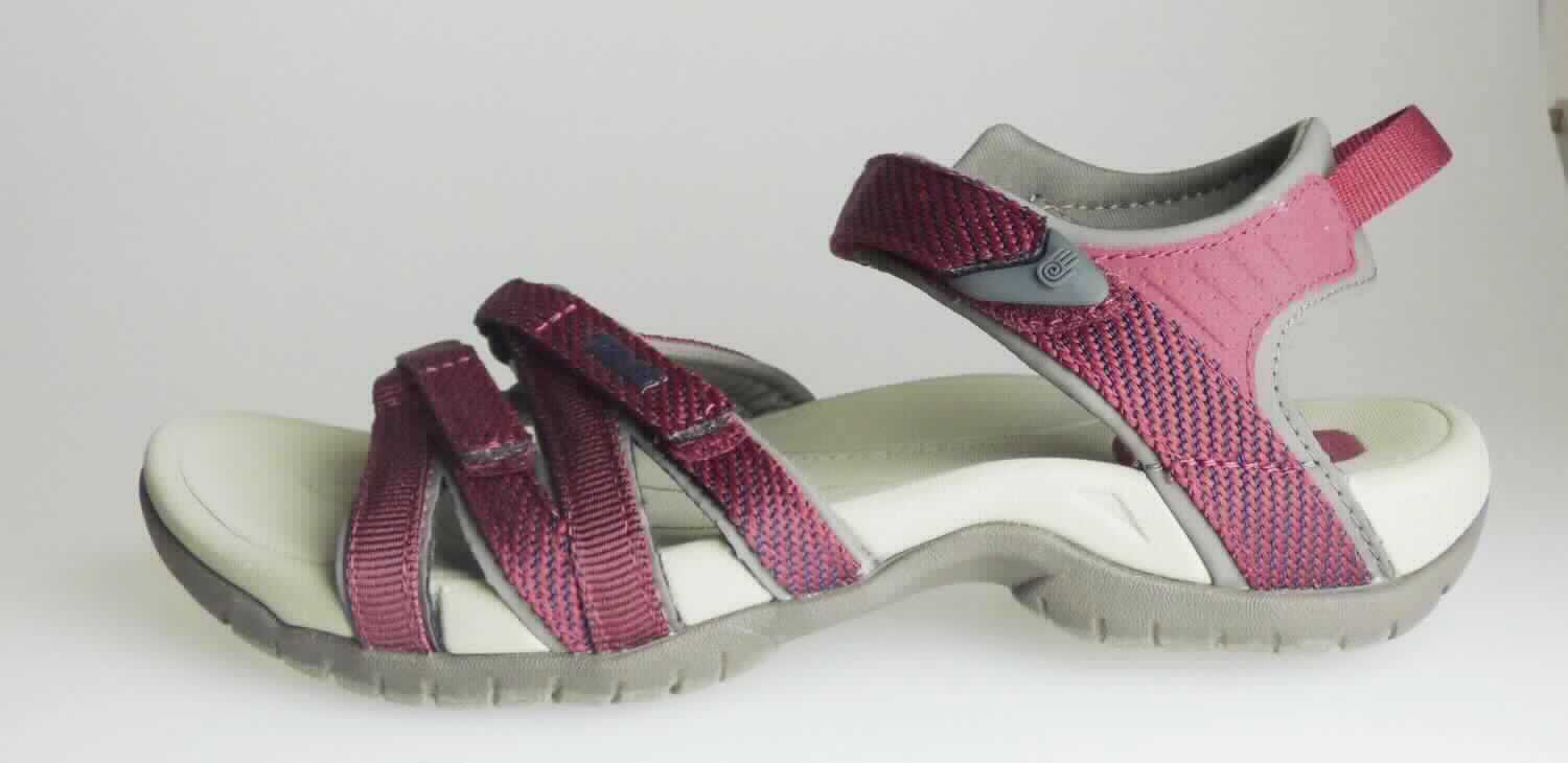 Sandalen (lt. Antrag: "Freizeitsandale für Frauen", Größe W's 7, Foto siehe Anlage)
- mit Laufsohlen aus (lt. Antrag) Kunststoff,
- mit zehenfreiem Oberteil (nicht geschlossenes Blatt; nicht mit der Sohle durch Zapfen zusammengesteckt)
  aus Kunststoff (Spinnstoff mit einer mit bloßem Auge wahrnehmbaren Außenschicht aus Kunststoff),
- auf das Oberteil sind Stücke aus Spinnstoff als Verstärkungsteile aufgesetzt,
- mit Klettverschluss,
- nicht den Knöchel bedeckend,
- ohne Metallschutz in der Vorderkappe,
- mit einer größten Höhe des Absatzes und der Sohle von ca. 3 cm.

"Schuhe, andere als in der Position 6401 genannte, mit Laufsohlen und Oberteil aus Kunststoff, andere als 
 in den Unterpositionen 6402 1210 bis 6402 9910 genannte, deren Blatt nicht geschlossen ist, andere als in der
 Unterposition 6402 9931"