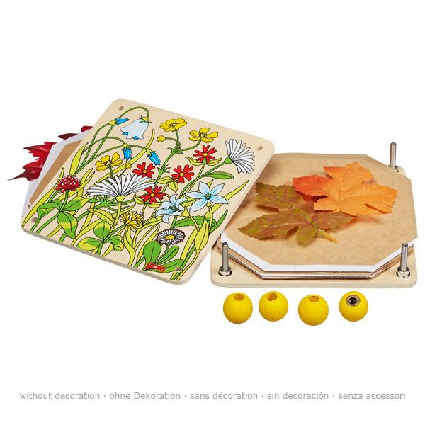 Blumenpresse (Abbildung siehe Anlage),
- manuell zu betätigende Presse aus zwei farbig bedruckten, gegenüberliegenden Sperrholzplatten  
  (Pressplatten), mit kugelförmigen Holzgriffen mit innenliegendem Gewinde an den vier Ecken
  (aufgeschraubt auf Schrauben mit Muttern) und zwölf eingelegten Zuschnitten aus Papier und Pappe
  (Abmessungen ca. 17,5 x 17,5 x 4,5 cm),
- nach Einlegen des Pressguts zwischen die Zuschnitte zum Pressen von z. B. Blumen und Blättern
  durch gleichmäßiges Betätigen (Schrauben) der Holzgriffe.

"Mechanisches Gerät mit eigener Funktion, in Kapitel 84 anderweit weder genannt noch inbegriffen, keine
  Ware der Codenummern 8479 1000 00 0 bis 8479 8997 85 0 - Blumenpresse"
