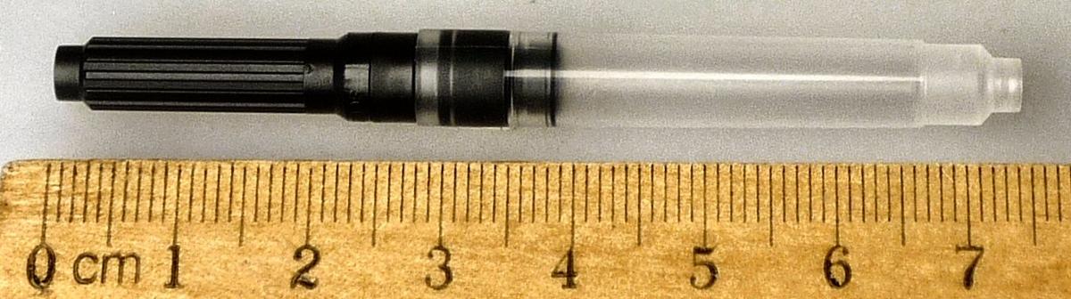 Bei dem Erzeugnis handelt es sich um ein Teil eines Füllfederhalters in Form einer durchsichtigen Tintenpatrone aus Kunststoff mit einer Länge von 4,7 cm. Auf die Tintenpatrone ist ein Befüllmechanismus in Form eines schwarzen, ca. 4 cm langen Schraubgewindes, ebenfalls aus Kunststoff, aufgesetzt.

Das Teil ist zur Verwendung in Schreibgeräten (Füllfederhalter) bestimmt und dient als Ersatzpatrone für Füllfederhalter. Es wird zum Nachfüllen von Tinte gebraucht, indem Tinte durch Drehen der Schraube mit gegenläufigem Gewinde in die Patrone aufgesaugt wird.

Die Ware ist als "anderes Teil für Füllfederhalter, keine Schreibfedern und Schreibfederspitzen" einzureihen.