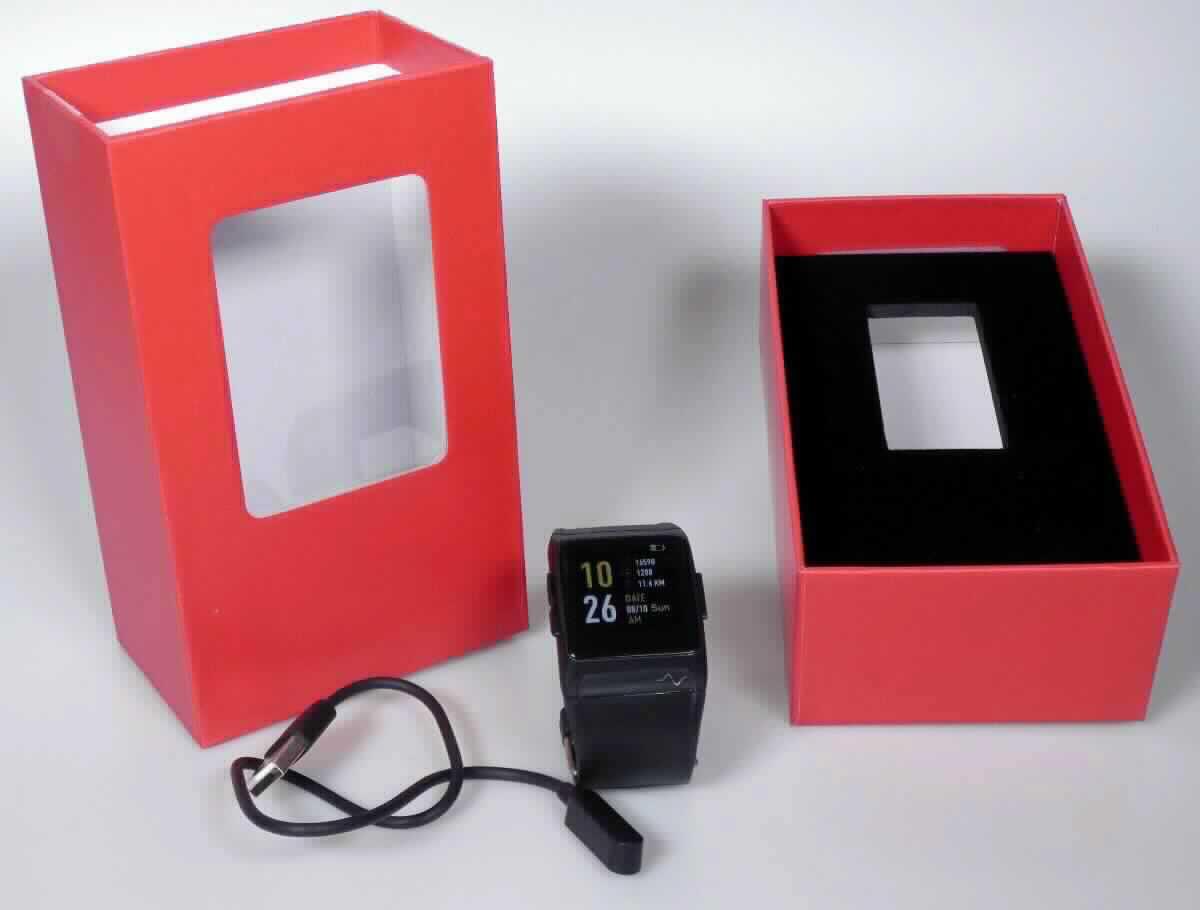 Es handelt sich um eine Warenzusammenstellung aus einem sog. Swissstone SW 700 Pro Fitnesstracker in Form einer zusammengesetzten Ware (charakterbestimmender Bestandteil der Warenzusammenstellung insbesondere aufgrund ihrer Bedeutung in Bezug auf die Verwendung) und einem USB-Kabel mit Anschlussstücken, die gemeinsam mit einer Gebrauchsanweisung in einem mit Produktionformatinen bedruckten Karton für den Einzelverkauf aufgemacht sind.

Der Fitnesstracker besteht aus einem rechteckigen Kunststoffgehäuse mit Touchscreen-Bildschirm, einem eingebauten Akku, einem elektronischen mulitifunktionalen Gerätemodul und einer Uhr mit acht verschiedenen Uhrenanzeigen sowie einem flexiblen Kunststoffarmband mit diversen Löchern und einem Metallverschluss zur Befestigung am Handgelenk.

Er verfügt über eine GPS-Funktion, einen Herzfrequenzmesser, eine automatische Aktivitätserkennung, einen Sportmodus für 17 Sportarten, eine EKG- Messanzeige sowie ein Bluetooth-Modul zur kabellosen Datenübertragung zu einem kompatiblen Smartphone oder Tablet (beide nicht Gegenstand dieser vZTA-Entscheidung), so dass dort mithilfe einer Softwareapplikation die ermittelten und gespeicherten Daten ausgewertet werden können. Daneben verfügt das Gerät über eine Benachrichtigungsfunktion(Vibrationsalarm) u. a. für Benachrichtigungen. 

Keines der Bestandteile bestimmt den Charakter der zusammengesetzten Ware, so dass die Einreihung in die zuletzt genannte Position der gleichermaßen in Betracht kommenden Positionen erfolgt.

Die Warenzusammenstellung ist als "Armbanduhr, mit Gehäuse aus Kunststoff, elektrisch betrieben, nur mit optoelektronischer Anzeige" einzureihen.