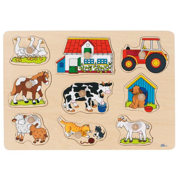 Bei dem als "Steckpuzzle Bauernhof" bezeichneten Artikel 57908 handelt es sich um Spielzeug, bestehend aus einer etwa 30 x 21 großen Holzplatte mit 9 Aussparungen und 9 herausnehmbaren stilisierten Motiven (Gänse, Haus, Traktor, Pferd, Kühe, Hundehüte mit Hund, Schafe, Katzen und Ziege). Die Puzzleteile verfügen jeweils über einen kleinen Holzgriff an der Oberseite und sollen in die passende Vertiefung gelegt werden.

Die Ware dient der spielerischen Unterhaltung von Kindern und ist in einer Klarsichtfolie verpackt. 

Hinweise auf Fertigung in Handarbeit liegen nicht vor.

Waren dieser Art werden zolltarifrechtlich als "Puzzle, aus Holz, nicht handgearbeitet" eingereiht.