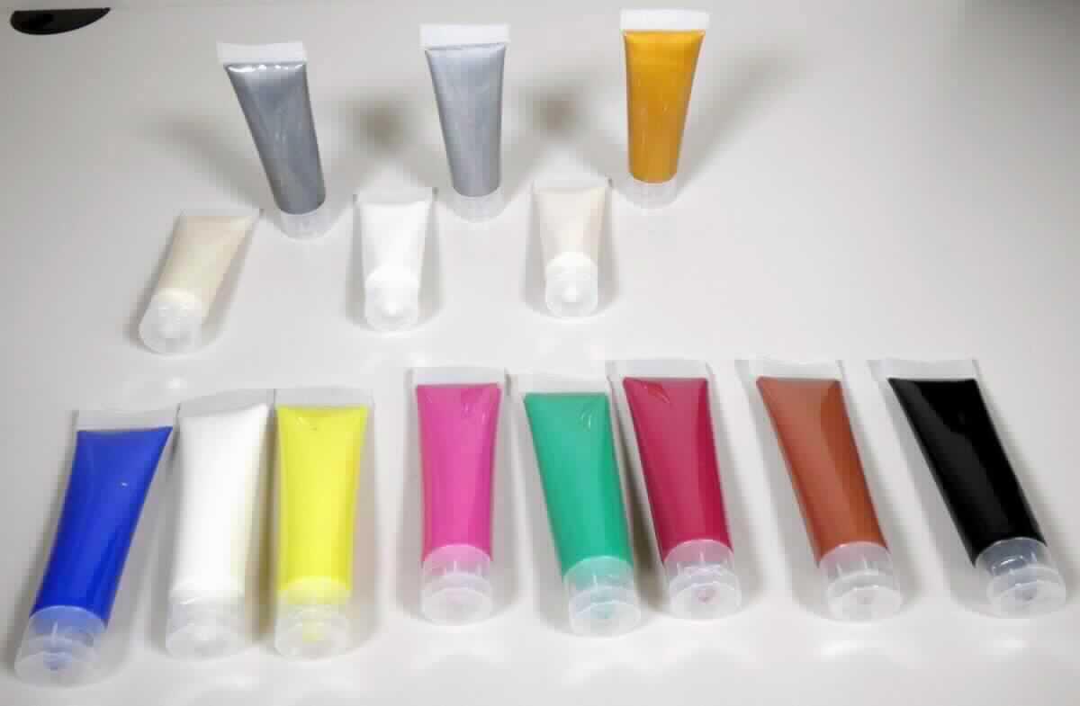 Angaben:
Acrylfarben und Effektpasten zum Bemalen von Leinwänden, Holz, Papier oder Kunststoff; Zusammenstellung von mehreren Farben in einer gemeinsamer Umverpackung.

Warenbeschaffenheit:
8 Farben in Tuben (weiß, gelb, grün, rosa, rot, blau, braun, schwarz) zusammen in einer Karton-Verpackung und 6 Farben in Tuben (weiß, perlmutt, beigefarben, gold, 2 x silberfarben) zusammen in einer Karton-Verpackung.

Befund: 
Farben für Kunstmaler, für den Unterricht, für die Plakatmalerei, für Farbtönungen, zur Unterhaltung und ähnliche Farben, in Täfelchen, Tuben, Töpfchen, Fläschchen, Näpfchen oder ähnlichen Aufmachungen, in Zusammenstellungen.