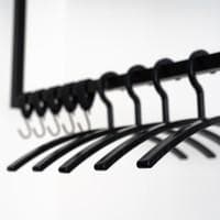 Hauswirtschaftsartikel in Form von Kleiderbügeln, sog. "Kleiderbügel Rack, Art. 25225"
- komplett aus einem Kunststoff im Sinne der Anmerkung 1 zu Kapitel 39 gefertigt
- in den Abmessungen von ca. 47 x 2 x 18 cm - lt. Antragsangaben
- ohne Hosensteg; für Oberbekleidung wie Mäntel, Jacken oder Blusen gedacht
- in Verpackungen von 10 bis 50 Stück erhältlich.

Die Ware wird zolltarifrechtlich als "Hauswirtschaftsartikel aus Kunststoffen, anderer
als von den Codenummern 3924 1000 11 0 bis 3924 9000 90 1 erfasst" eingereiht.