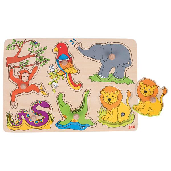 Bei dem als "Artikel 57862 - Soundpuzzle Zootiere" bezeichneten Ware handelt es sich um eine aus verschiedenen Bestandteilen zusammengesetzte Ware bestehend aus
- einem Puzzle
-- mit einer Holzplatte in den Abmessungen von ca. 30 x 21 x 1,6 cm mit sechs spezifisch geformten
   Aussparungen und darin integrierten elektrischen Schaltungen
-- sowie sechs herausnehmbaren einzelnen Teilen, farbig bedruckt, an der Oberseite mit einem
   kleinen Holzgriff versehen und an der Unterseite mit einen kleinen, runden Magneten ausgestattet
-- die Teile stellen einen Affen, einen Papagei, einen Elefanten, eine Schlange, ein Krokodil
   sowie einen Löwen dar, die in Vertiefungen der Holzplatte gelegt werden sollen
- und einem Soundmodul mit Lautsprecher
-- werden die Teile korrekt in die Holzplatte gelegt, ertönt ein zum Puzzleteil passendes Tiergeräusch,
    das über einen Lautsprecher in der linken oberen Ecke der Puzzleplatte  ausgegeben wird
-- mit einem Batteriefach an der Unterseite.

Hinweise auf eine Fertigung in Handarbeit liegen nicht vor.
Die Ware dient der spielerischen Unterhaltung von Kindern und ist in einer Klarsichtfolie verpackt.
Auf Grund der Bedeutung in Bezug auf die Verwendung bestimmt das Puzzle den Charakter der zusammengesetzten Ware.

Waren dieser Art werden zolltarifrechtlich als "Puzzle, aus Holz, nicht handgearbeitet" eingereiht.