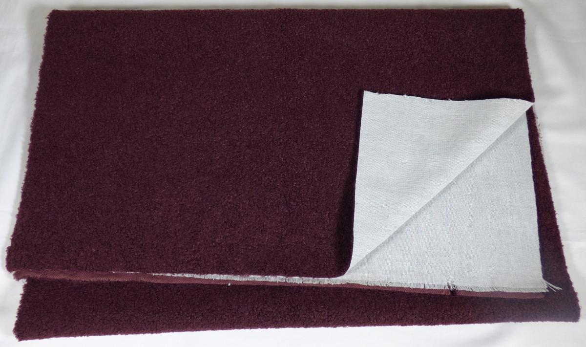 Plüschgewirke, sog. Möbelbezugsstoff, Art. Cannes, Foto siehe Anlage,
- als Meterware, mit einer Breite laut Antrag von 145 cm,
- aus zwei mit ihrer ganzen Fläche aufeinander liegenden und so miteinander durch Kleben verbundenen
  Lagen:
-- mit einer Oberlage (Schauseite):
--- aus einem Plüschgewirke aus synthetischen Chemiefasern (laut Antrag Polyester),
--- kein Hochflorerzeugnis und kein Schlingengewirke, somit keine Ware der Unterposition 6001 22,
-- mit einer Unterlage:
--- aus einem Gewebe aus Spinnstoffen,
- das die Schauseite bildende Plüschgewirke verleiht der Ware insbesondere im Hinblick auf die
  Bedeutung in Bezug auf die Verwendung als Möbelbezugsstoff ihren wesentlichen Charakter.
 
"Plüsch, gewirkt, anderer als in der Unterposition 6001 10 genannte, aus Chemiefasern"