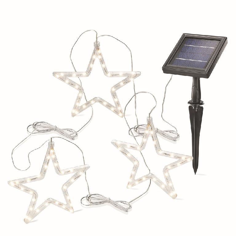 Es handelt es sich um einen Beleuchtungskörper für den Außenbereich in Form einer sog. "Solar-Lichterkette", Art.-Nr. 102580. Die Ware besteht aus drei ca. 20 cm hohen Rahmen in Sternform zum Aufhängen aus einem klarsichtigen Kunststoff, die mit einer integrierten LED-Lichterkette mit je 28 warmweißen Brennstellen versehen sind. Das Erzeugnis verfügt über ein mit einem Akku ausgerüstetes Solarpanel mit einem Erdspieß und einer Wandbefestigung.

Die Leitungslänge bis zum ersten Stern beträgt ca. 2 m, zwischen den einzelnen Sternen beträgt sie ca. 1 m.


Das Erzeugnis ist als "elektrischer Beleuchtungskörper, anderweit weder genannt noch inbegriffen, nicht von den Unterpositionen (HS) 9405 11 bis 9405 31 erfasst, fotovoltaisch, ausschließlich zur Verwendung mit LED-Lichtquellen bestimmt, kein Scheinwerfer, aus Kunststoffen" einzureihen.