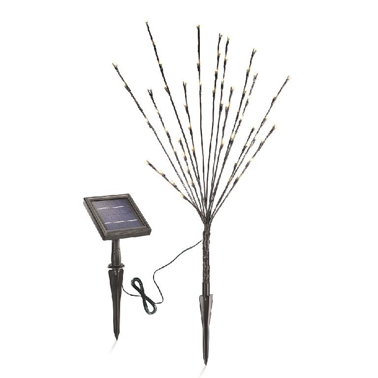Bei der sog. Solar-Leuchte, Art. 102582 handelt es sich um einen ca. 80 cm großen elektrischen Beleuchtungskörper, bestehend aus einem  Erdspieß aus Kunststoff, 15 Ästen aus Metalldrähten und einer in den Ästen integrierten Lichterkette mit 60 im Dauer- oder Blinklicht warmweiß leuchtenden LED-Brennstellen. Die Zweige sind mit Klebeband aus Kunststoff umwickelt. Das Erzeugnis ist mit einer ca. 1,5 m langen Zuleitung zu einem Solarmodul mit integriertem Akku ausgestattet, das mit einem Ein-/Ausschalter und einem Schalter zur Wahl der Lichtfunktion ausgestattet ist.

Aufgrund seiner Bedeutung als Form und Stabilität verleihendes Material bildet das Metall den charakterbestimmenden Stoff.

Die Ware dient der Beleuchtung  und ist noch nicht zusammengesetzt in einem Karton verpackt.
Hinweise auf Handfertigung liegen nicht vor.

Das Erzeugnis ist als "elektrischer Beleuchtungskörper, anderweit weder genannt noch inbegriffen, nicht von den Unterpositionen (HS) 9405 11 bis 9405 39 erfasst, fotovoltaisch, ausschließlich zur Verwendung mit LED-Lichtquellen bestimmt, kein Scheinwerfer, aus Metall, nicht handgearbeitet" einzureihen.