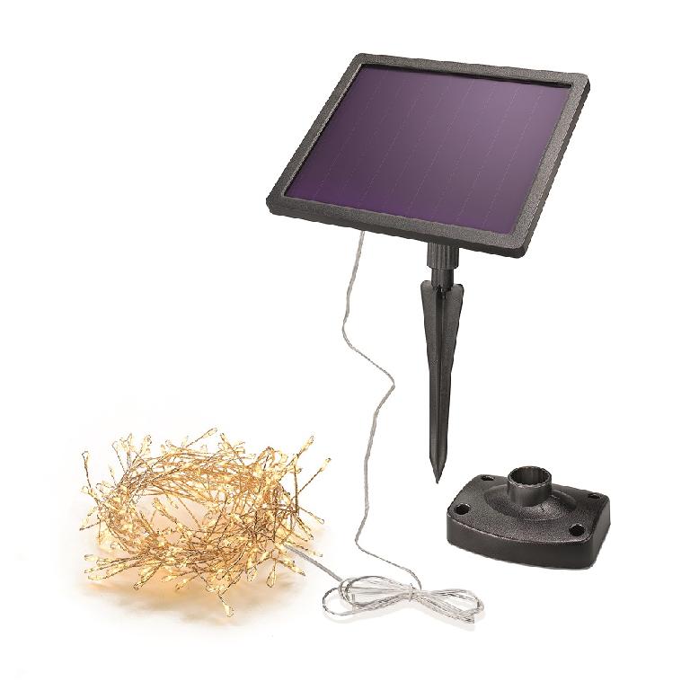 Bei der sog. Cluster-Lichterkette mit 200 LEDs, Art.-Nr. 102581, handelt es sich um eine etwa 3 m lange Girlande aus zwei lackisolierten Metalldrähten mit im gleichmäßigem Abstand fest angebrachten, im Dauer- oder Blinklicht warmweiß leuchtenden 200 LED-Brennstellen in Tropfenform.
Die Lichterkette ist mittels Kabel mit einem Solarmodul mit Erdspieß und Wandbefestigung verbunden. Das Solarmodul ist mit einem Akku 3,2V/1600 mAh sowie einem Schalter zum Wechsel zwischen den Leuchtmodi ausgestattet.

Es liegen keine Hinweise auf Handfertigung vor.

Das Erzeugnis ist als "elektrischer Beleuchtungskörper, anderweit weder genannt noch inbegriffen, nicht von den Unterpositionen (HS) 9405 11 bis 9405 41 erfasst, ausschließlich zur Verwendung mit LED-Lichtquellen bestimmt, kein Scheinwerfer, aus Metall, nicht handgearbeitet" einzureihen.