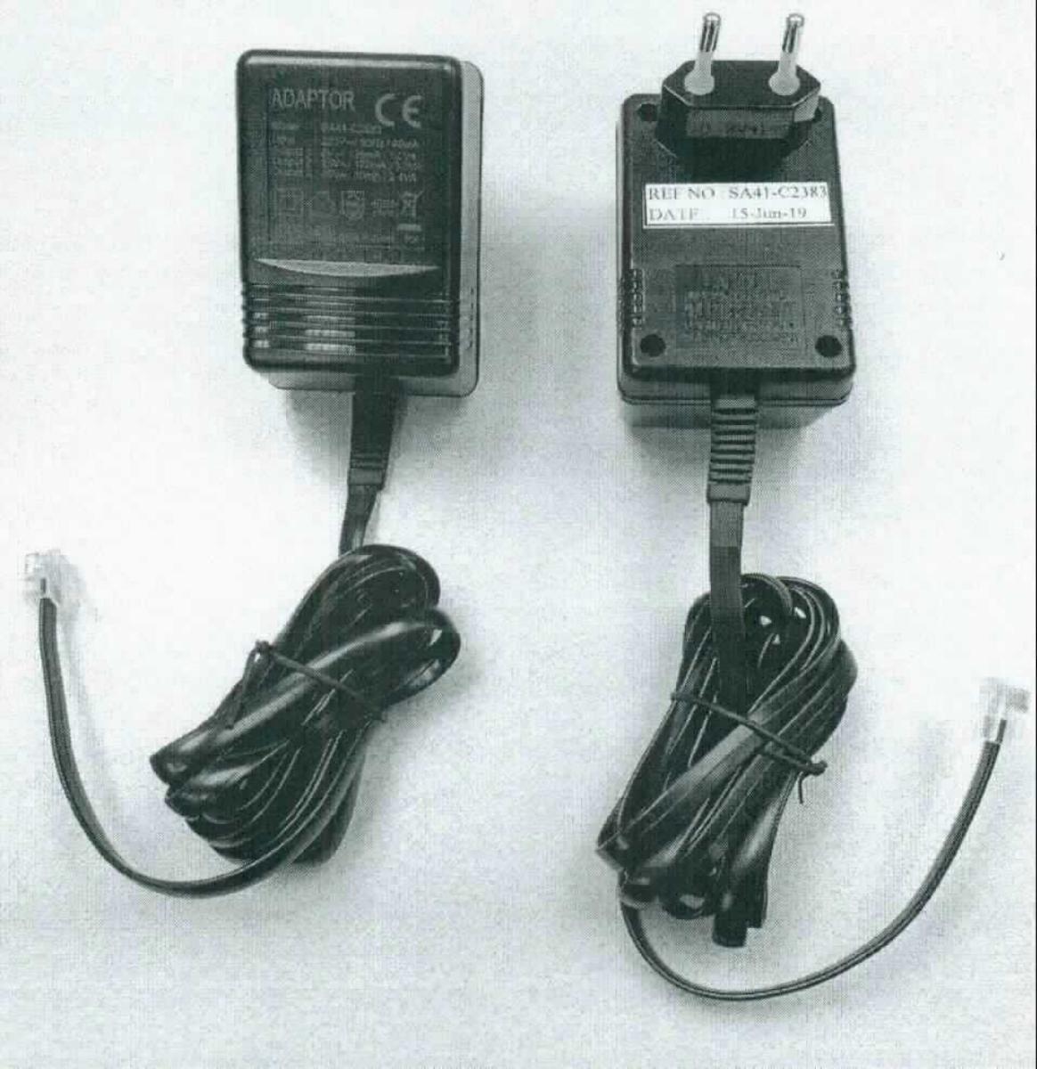 Elektrischer Transformator, sog. "Steckernetzgerät",
- bestehend aus vier induktiv gekoppelten Wicklungen (eine Primär- und drei Sekundärwicklungen) auf einem 
  gemeinsamen Kern in einem Kunststoffgehäuse (Abmessungen: ca. 78 mm x 52 mm x 42,2 mm) mit einem 
  integrierten Netzstecker und einem fest angeschlossenen, ca. 1,80 m langen Kabel mit einem 6-poligen 
  Anschlussstück (RJ12-Stecker),
- zum Transformieren einer Eingangswechselspannung von 230 Volt in eine Ausgangswechselspannung von 
  8 V (bei 125 mA), 25 V (bei 120 mA) oder 48 Volt (bei 21 mA),
- mit einer Leistung von weniger als 1 kVA,
- zur Verwendung als Stromversorgung für verschiedene elektrische Geräte.

Die Ware ist als "elektrischer Transformator, kein Transformator mit Flüssigkeitsisolation, mit einer Leistung 
von 1 kVA oder weniger, kein Messwandler, nicht von den TARIC-Unterpositionen 8504 3180 10 bis 8504 3180 55 erfasst" einzureihen.