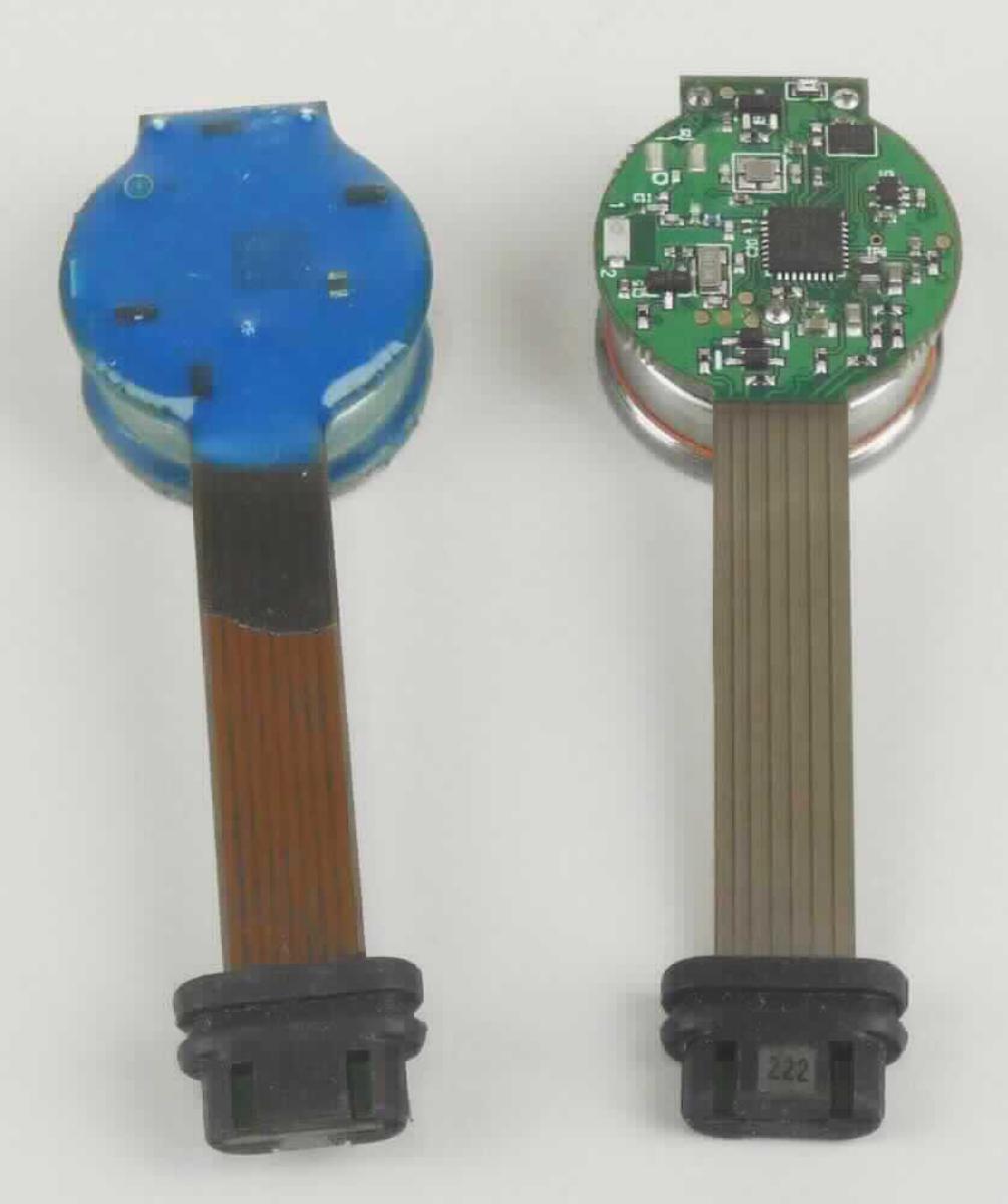 So genannte Sensorik, im Wesentlichen bestehend aus einer gedruckten Schaltung mit aktiven und passiven Bauelementen, einer Knopfzellenbatterie und einem Kabel mit Anschlussstecker (zur äußeren Form siehe Abbildung in der Anlage). Das Modul verfügt über einen induktiven Sensor, einen Temperatursensor und einem kapazitiven Sensor.  Es wir mit einem Spezialharz zum Schutz von äußeren Einflüssen überzogen.
Die Sensorik wird in Werkzeugmaschinen direkt an der Werkzeugspindel (nicht Gegenstand dieser vZTA-Entscheidung) eingebaut und dient dort der Überwachung der Rotation der Spindel (Position 9031), der Temperatur des Werkzeughalters (Position 9025) und kann auch einen Wassereintritt in den Werkzeughalter erkennen (Position 9031). Alle Daten werden auf der Platine verarbeitet und gespeichert. Zur Datenübertragung verfügt die Sensorik über ein Bluetooth-Modul.
Eine kennzeichnende Haupttätigkeit dieser Multifunktionsmaschine ist nicht feststellbar.
Die Ware wird als "Geräte zum Messen oder Prüfen anderer als geometrischer Größen, in Kapitel 90 anderweit weder genannt noch inbegriffen, anderes als von den Unterpositionen (KN) 9031 1000 bis 9031 8020 erfasst" eingereiht.