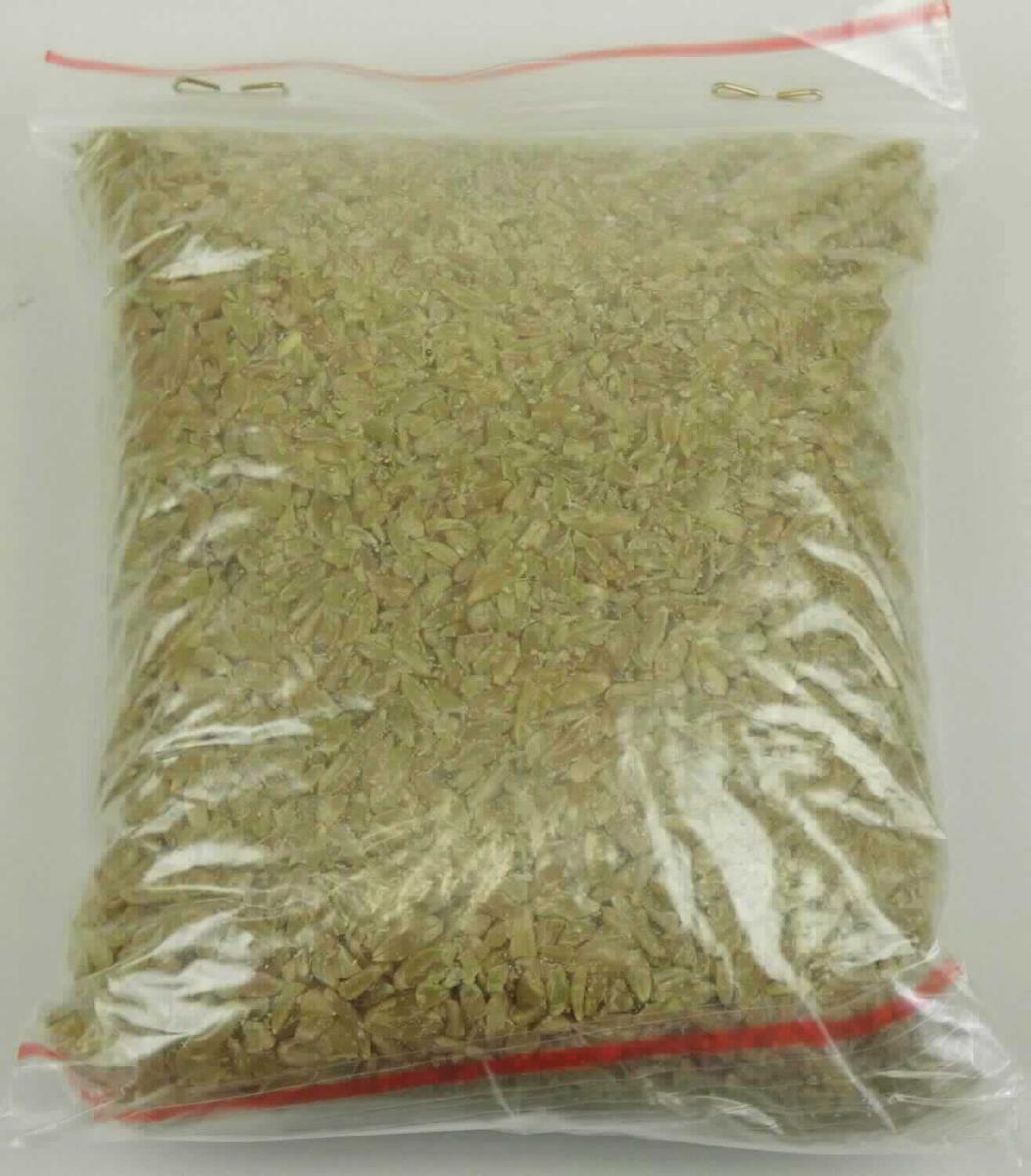 Freekeh

Ein Warenmuster (nicht in Originalumschließung) und eine Produktspezifikation lagen vor.
Demzufolge handelt es sich um unreif geernteten, getrockneten und gerösteten Weizen in Form von grünlich-braunen Körnern mit deutlicher Röstnote.
Das Erzeugnis soll in Gebindegrößen von 250 g bis 50 kg gehandelt werden.

Kakao nicht enthalten

Lebensmittel, durch Rösten von Getreide hergestellt, auf der Grundlage von Weizen.