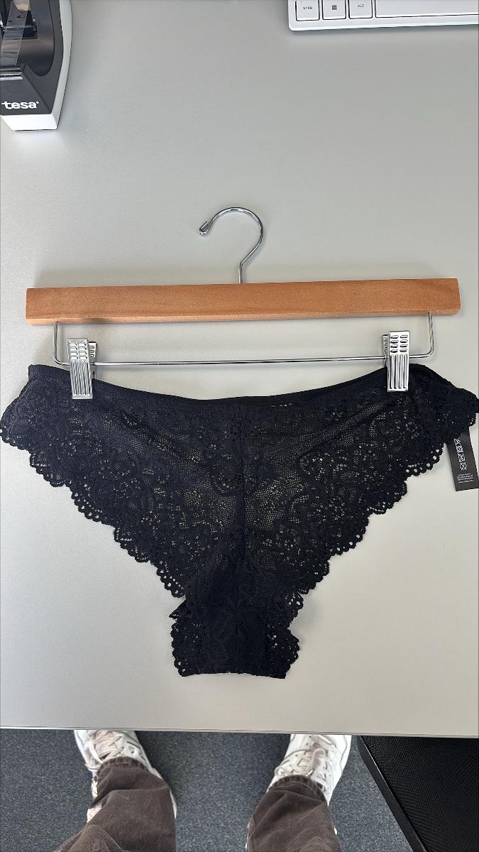 Unterhose, Größe L, Foto siehe Anlage,
- aus bis zu ca. 0,6 mm dicken, einfarbigen, musterbildend durchbrochen gearbeiteten Gewirken
  (sog. Raschelspitze) aus laut Antrag 90 % Polyamid und 10 % Elasthan (beides synthetische 
  Chemiefasern),
- als Hüftslip gearbeitet,
- ohne Öffnung und ohne Verschluss, 
- mit einem Schrittfutter (sog. Hygieneeinlage) ausgestattet,
- mit ca. 6,5 cm hohen Seitenteilen (gemessen vom Beinausschnitt bis zum oberen Rand),
- aufgrund des Schnitts eindeutig als Frauenkleidung erkennbar,
- am oberen Rand mit einem innen angenähten Band verstärkt; an den Beinausschnitten 
  abgepasst gewirkt.

"Unterhose, aus Gewirken, für Frauen, aus Chemiefasern"