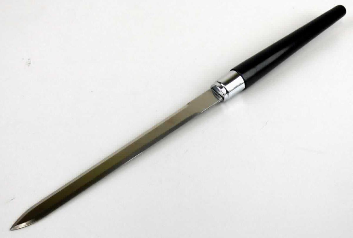 "Brieföffner";

- mit freiem Arm zu handhabendes Erzeugnis, in Form einer ca. 13,3 cm langen, stumpfen
  Klinge aus Stahl und einem ca. 10,6 cm langen Griff aus Kunststoff

- dient dem Öffnen von Briefen

- in einem Kunststoffbeutel verpackt

Abbildung siehe Anlage.

Derartige Erzeugnisse gehören als "andere Schneidwaren (Brieföffner), mit arbeitendem Teil aus unedlem Metall" zum TARIC-Code 8214 1000 00.