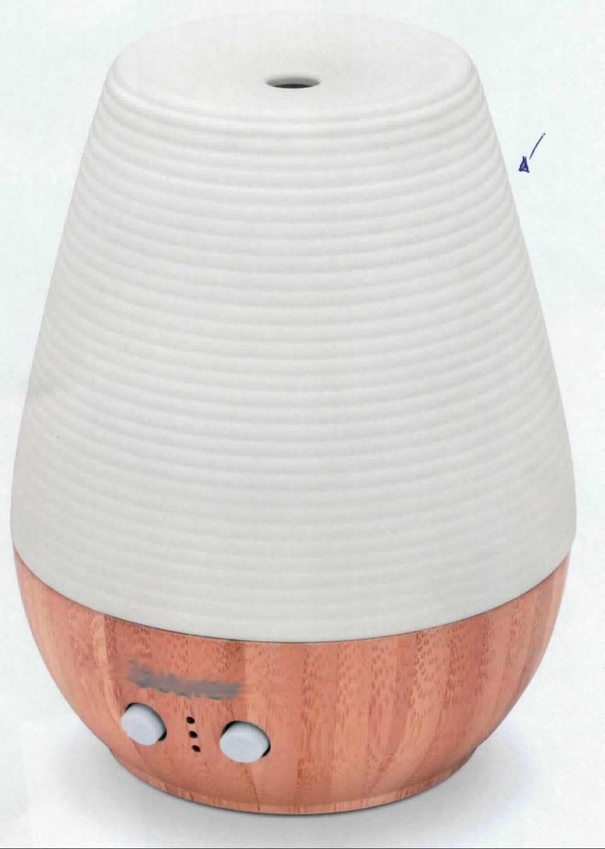 Andere keramische Ware, sog. Porzellan Cover für Aroma Diffusor LA 40, Art. Nr.: 164123, Foto siehe Anlage,
- annähernd kegelförmige, glasierte, außen mit Rillen versehene Abdeckung für einen sog. Aroma Diffusor
  (nicht Gegenstand der vZTA),
- am oberen Ende mit einem kleinen Loch in der Mitte,
- in den Abmessungen: ca. 13 cm (Durchmesser) x 11,5 cm (Höhe),
- keramisches Erzeugnis, nach der Formgebung gebrannt, tonmineralhaltiges Material enthaltend,
- lt. Antrag aus Porzellan,
- stellt sich als Teil für einen sog. Aroma Diffusor dar, welcher als Apparat zum Zerstäuben von Flüssigkeiten
  von der Position 8424 erfasst wird,
- keine Einreihung in die Position 8424, da Teile aus keramischen Stoffen gemäß Anmerkung 1 b) zu Kapitel 84
  nicht zu Kapitel 84 gehören,
- stellt sich als Teil einer Ware der Position 8424 dar, somit kein Ziergegenstand der Position 6913. 

"Andere keramische Ware, aus Porzellan"