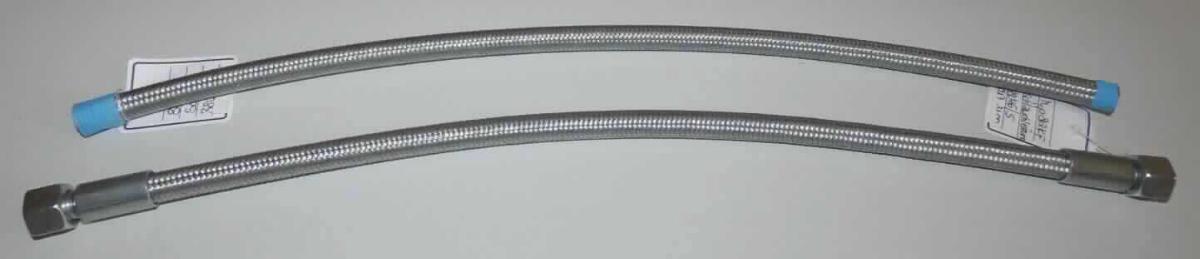 Es handelt sich um sog. flexible Hochdruckschläuche (Typ 6/2WL) für einen Arbeitsdruck von 1200 bar, im Wesentlichen bestehend aus einem Innenschlauch aus Kunststoff (Polyamid) mit einem Durchmesser von etwa 0,8 cm und einer Wandstärke von ca. 0,01 cm, der mit vier Lagen aus Stahldraht umhüllt ist und zudem einen äußeren Überzug aus Polyurethan aufweist. Die Erzeugnisse sind des Weiteren mit einer ebenfalls aus Stahl gefertigten, netzartig gearbeiteten Umhüllung (sog. Schlauch-Sicherungsstrumpf) versehen und weisen an den Enden durch Schutzkappen abgedeckte Anschlussstücke aus Stahl auf. Die Schläuche dienen dem Einsatz im Karosserie- und Cockpitbau.
-Angaben lt. Antragsteller-

Bei den aus verschiedenen Bestandteilen gefertigten Waren bestimmt das die Stabilität verleihende unedle Metall insbesondere in Hinblick auf die Bedeutung für die Verwendung den Charakter der Waren.

Derartige Erzeugnisse gehören als "andere (als in dem TARIC-Code 8307 1000 10 genannte) Schläuche aus unedlen Metallen, auch mit Verschlussstücken oder Verbindungsstücken, aus Stahl" zum TARIC-Code 8307 1000 90.

Abbildung siehe Anlage.
