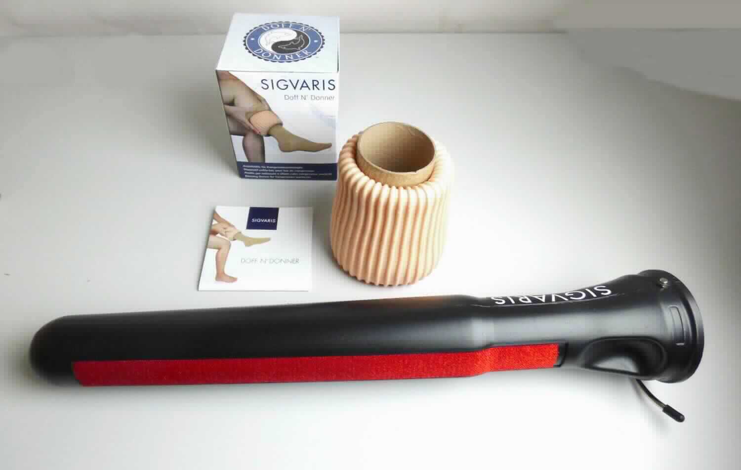 Angabe des Antragstellers:
Kompressionsstrumpf-Anziehhilfe

Set aus einer Anziehhilfe (Kautschuk) und einem Standfuß (Kunststoff). Beide Waren werden zusammen gestellt.

Feststellungen an einem Warenmuster:
Das Set besteht aus einer hautfarbenen, elastischen Hülse, auf diese Hülse wird der Kompressionsstrumpf aufgewickelt. Die Hülse besteht aus Weichkautschuk und ist mit einem Gel gefüllt. Zu dem Set gehört ein schwarzer Standfuß mit Saugplatte aus Kunststoff. Auf diesen Standfuß wird der Kompressionsstrumpf zur Vorbereitung aufgezogen. Beide Teile sind in Kartons verpackt. Für die Warenzusammenstellung ist die Hülse aus Weichkautschuk charakterverleihend.

Das Set ist daher als andere Ware zu hygienischen oder medizinischen Zwecken, aus Weichkautschuk in die Codenummer 4014 9000 00 0 des Zolltarifs einzureihen.