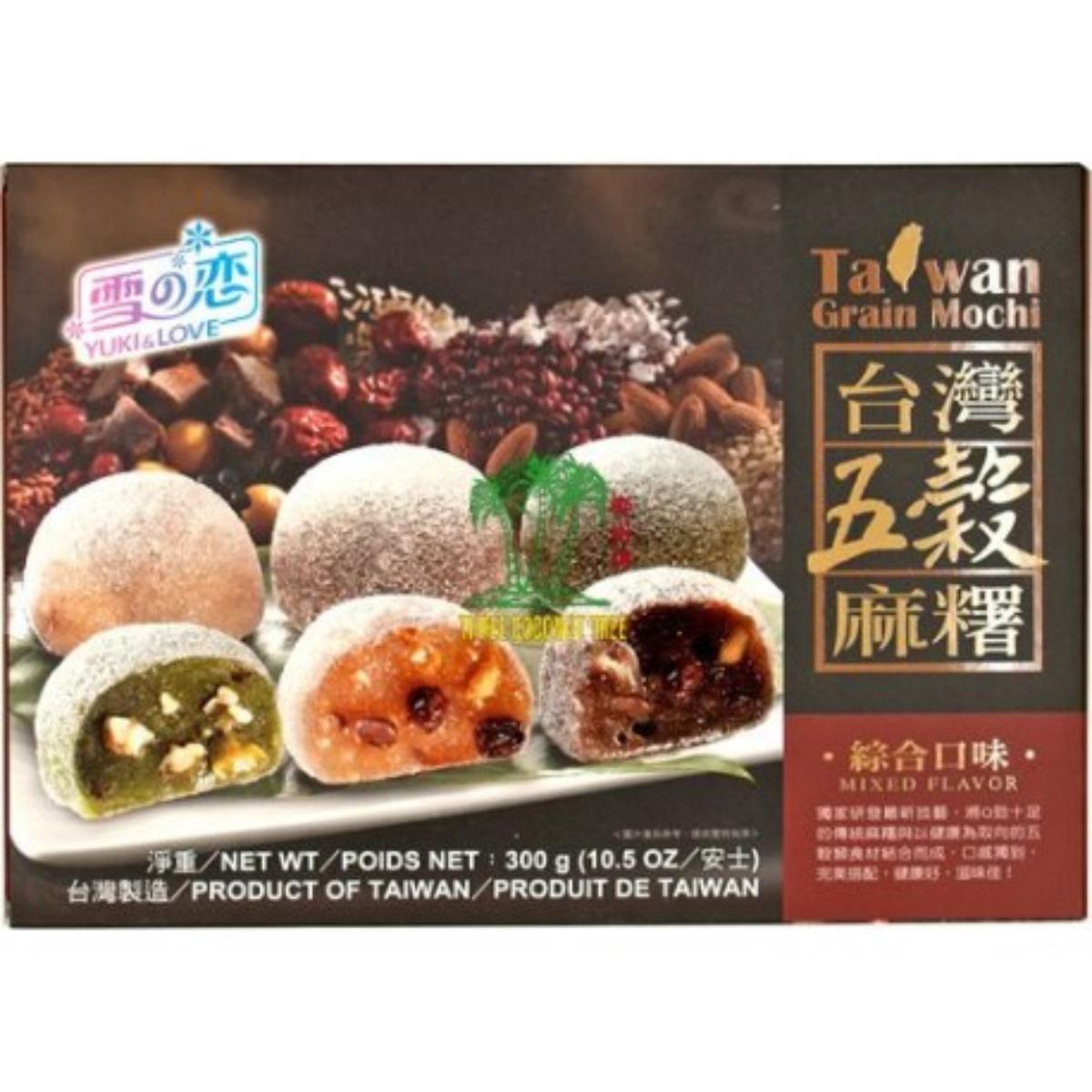 Mochi, gemischt.

Neuerteilung von vZTA DEBTI-18635/17-1.

Beschaffenheit des im Rahmen der Erteilung von vZTA DEBTI-18635/17-1 vorgelegten und untersuchten Warenmusters:
Schwarzbrauner Original-Faltkarton, bedruckt mit einer Abbildung des Inhalts, asiatischen Schriftzeichen und der Produktbezeichnung "Taiwan Grain Mochi - Mixed Flavor", ein deutschsprachiges Rückenetikett enthält Angaben zum Erzeugnis ("Gefüllte Reiskuchen (Grain Mochi Mixed), mit Originalgeschmack, Grüntee und braunem Zucker", zum Nettoinhalt (300 g) und zu den Zutaten (siehe Feld 8); darin eine in Folie eingeschweißte durchsichtige Tiefziehschale mit zwölf Fächern, in die je vier Stücke von drei unterschiedlichen Sorten Mochi einsortiert sind:
Sorte 1 ("Original Flavor"): Beigebraune, ovale (Durchmesser ca. 3 - 4 cm, Höhe ca. 2 cm), weiche, elastische, rohem Teig ähnliche Konfektstücke, durchsetzt mit hellen und dunklen Sesamkörnern, hellen Nussstücken und grünen Kürbiskernen und bestreut mit einem weißen Pulver;
Sorte 2 ("Green Tea Flavor"): Dunkle, leicht grünliche, ovale (Durchmesser ca. 3 - 4 cm, Höhe ca. 2 cm) weiche, elastische, rohem Teig ähnliche Konfektstücke, durchsetzt mit hellen und dunklen Sesamkörnern und bestreut mit einem weißen Pulver;
Sorte 3 ("Brown Sugar Flavor"): Dunkelbraune, ovale (Durchmesser ca. 3 - 4 cm, Höhe ca. 2 cm), weiche, elastische, rohem Teig ähnliche Konfektstücke, durchsetzt mit hellen und dunklen Sesamkörnern und bestreut mit einem weißen Pulver.

Kakao: nach der Zutatenliste nicht enthalten
Stärke/Glucose*: 50 bis weniger als 75 GHT
Saccharose/Invertzucker/Isoglucose**: 5 bis weniger als 30 GHT
Milchfett***: weniger als 1,5 GHT
Milchprotein***: weniger als 2,5 GHT
*: festgestellt gemäß VO (EG) 900/2008, VO (EU) 118/2010
**: festgestellt gemäß VO (EG) 900/2008
***: abgeleitet aus den Antragsangaben

Lebensmittelzubereitung aus Mehl, ohne Gehalt an Kakao, anderweit weder genannt noch inbegriffen,
5 GHT oder mehr Stärke enthaltend, mit einem Gehalt an Saccharose (einschließlich Invertzucker als Saccharose berechnet) oder Isoglucose (als Saccharose berechnet) von weniger als 60 GHT, Reiskuchen (Mochi).