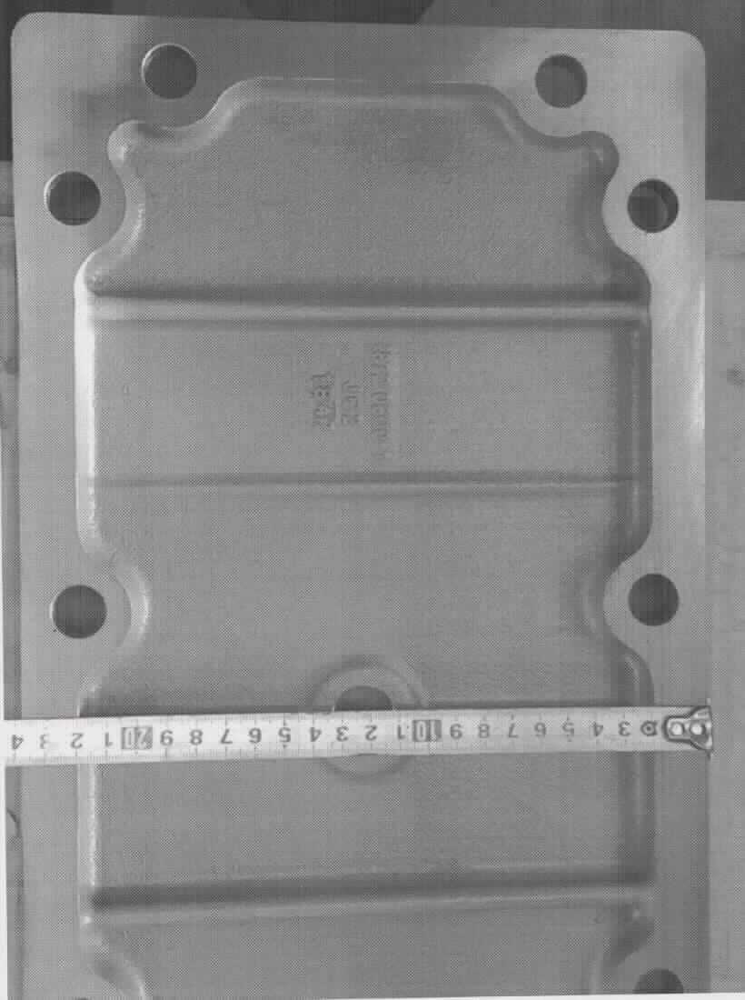 Bei der als "Gehäusedeckel aus Grauguss" bezeichneten Ware handelt es sich um nach technischer Zeichnung gefertigte, massive Erzeugnisse aus Gusseisen in verschiedenen Ausführungen. Die Erzeugnisse:
- sind nahezu rechteckig,
- teilweise mit einer abgerundeten Längsseite oder mit Aussparungen versehen,
- weisen diverse Bohrungen mit und/oder ohne Innengewinde auf,
- besitzen teilweise großflächige Vertiefungen.
Die Längen der Erzeugnisse variieren von ca. 13 - 90 cm. 

Die Waren werden als passgenauer Deckel für Industriegetriebe-Gehäuse verwendet. 

Die Ware wird als "erkennbares Teil eines Getriebes aus Eisen oder Stahl, gegossen, nicht für zivile Luftfahrzeuge bestimmt" eingereiht.