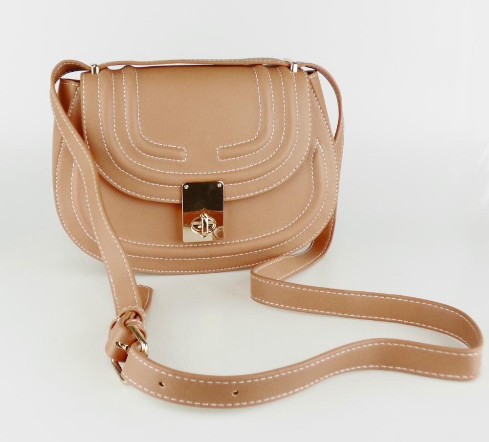Handtasche, sog. Catwalk Handtasche QSP-B807023Z, Foto siehe Anlage,
- mit einer Außenseite aus Kunststofffolien; teilweise mit Ziernähten versteppt,
- mit einem längenverstellbaren Schultertragegurt,
- mit einer Überschlagklappe mit einem Drehverschluss aus unedlem Metall,
- - gefüttert; innen mit einem eingesetzten Reißverschlussfach ausgestattet,
- mit den Abmessungen: ca. 24 cm (Breite) x 18 cm (Höhe) x 8 cm (Tiefe),
- Handtasche, da aufgrund der Größe und des Gesamteindrucks in erster Linie
  dazu geeignet, kleinere, persönliche Gegenstände aufzunehmen.

"Handtasche, mit Außenseite aus Kunststofffolien"