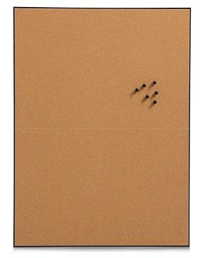 Nach den Angaben der Antragstellerin sowie der vorgelegten Abbildung handelt es sich um eine Pinnwand aus Presskork, eingefasst in einem schwarzen Rahmen aus Kunststoff (L 43﻿,﻿2 x B 58﻿,﻿5 T 2﻿,﻿5 cm).

Das Board ist gemeinsam mit 6 Steckpins in einer Kunststofffolie eingeschweißt und als Warenzusammenstellung für den Einzelverkauf aufgemacht.

Nach dem Umfang und die Bedeutung in Bezug auf die Verwendung verleiht die Pinnwand der Warenzusammenstellung ihren wesentlichen Charakter. Der Presskork ist insbesondere im Hinblick auf die Bedeutung für die Verwendung als charakterbestimmend anzusehen.

Zolltarifrechtlich handelt es sich um eine "Ware aus Presskork, andere als in Unterposition (HS) 4504 10 genannt, andere als Stopfen oder Dichtungen für zivile Luftfahrzeuge".
