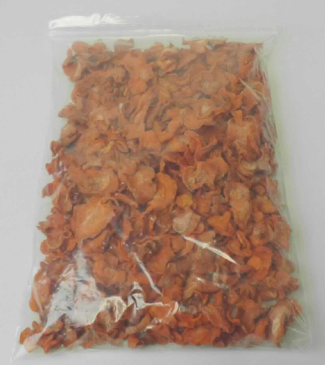 Karotten, anderweitig haltbar gemacht

Antragsangaben (als zutreffend unterstellt): Getrocknete Karottenscheiben zur Tierfütterung. Herstellung: Die Ware wird gewaschen, blanchiert, geschnitten, gegebenenfalls gezuckert und getrocknet.

Beschaffenheit des vorgelegten Warenmusters: orangefarbene, getrocknete, in Scheiben geschnittene, leicht wellige und biegsame Karotten.

Das Blanchieren führt zum Ausschluss aus dem Kapitel 7 der KN.

Anderes Gemüse, anders als mit Essig oder Essigsäure zubereitet oder haltbar gemacht, nicht gefroren, ausgenommen Erzeugnisse der Position 2006, andere als in den Unterpositionen 2005 1000 bis 2005 9960 der KN genannt, Karotten, andere.