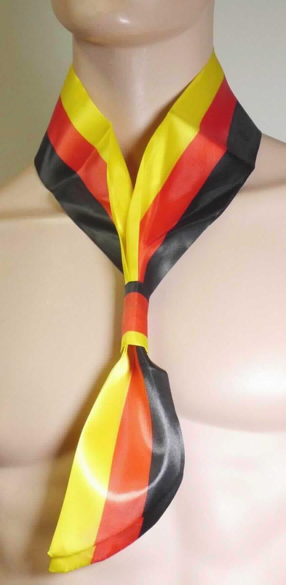 Halstuch, Foto siehe Anlage,
- in einem Polybeutel verpackt,
- aus ca. 0,1 mm dicken, bedruckten Geweben aus laut Antrag 100 % Polyester (synthetische Chemiefasern), 
- in nahezu länglich-rechteckiger Form mit abgeschrägten Enden, 
- mit einer Länge von ca. 110 cm und einer Breite von ca. 8 cm,
- durch Zusammennähen konfektioniert,
- wird um den Hals getragen und mittels eines schlauchförmigen Bandes zusammengehalten.

"Halstuch aus Geweben, aus synthetischen Chemiefasern, nicht handgearbeitet"