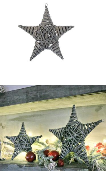 Nach den Antragsangaben handelt es sich bei dem sog. "Deko-Hänger Stern SOFIE" um einen sternförmigen Ziergegenstand mit den Maßen ca. L 30 cm x H 30 cm x T 3 cm. Die Ware besteht aus einem formgebenden Grundgerüst aus Metalldraht, welches mit gespaltenen, biegsamen Weidenzweigen (Flechtstoff im Sinne der Anmerkung 1 zu Kapitel 46) in Flechttechnik umwunden ist. An der Oberseite ist eine textile Aufhängeschlaufe befestigt.

Im Hinblick auf den Umfang und die Bedeutung für die Zierwirkung bestimmen die Flechtstoffe den Charakter der in Handarbeit gefertigten Ware.

Zolltarifrechtlich handelt es sich um eine „Andere Ware, unmittelbar aus anderen pflanzlichen Flechtstoffen als Bambus oder Rattan hergestellt, andere als Flaschenhülsen aus Stroh, handgearbeitet“.