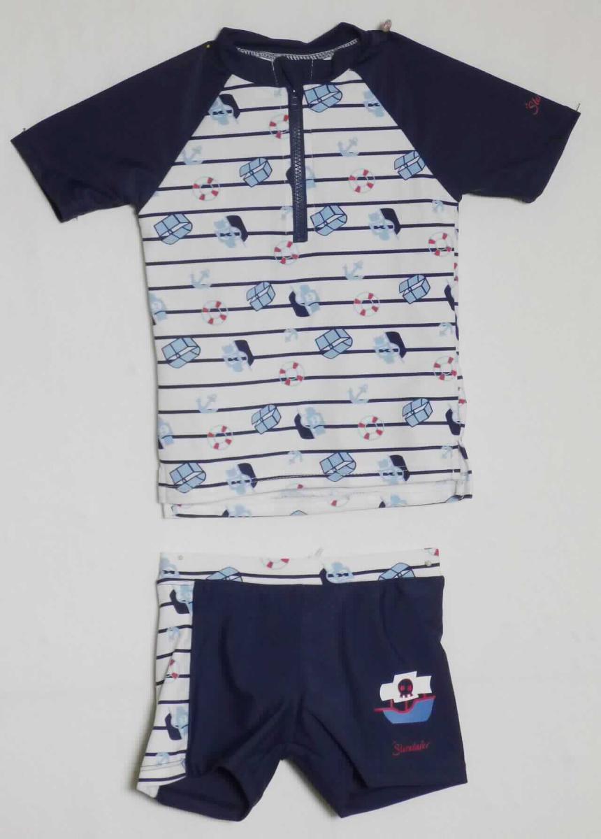 Kleidung für Kleinkinder, sog. Schwimmset für Jungen und Mädchen, Art. 2501855, Gr. 74/80, Foto siehe Anlage,
- zweiteilige Zusammenstellung aus einem pulloverähnlichen Kleidungsstück und einer Badehose,
- aus verschiedenen, ca. 0,5 mm dicken, einfarbigen bzw. bedruckten Gewirken aus laut Antrag 82 % Polyamid 
  und 18 % Elasthan (beides synthetische Chemiefasern), 
- pulloverähnlichen Kleidungsstück:
-- über die Taille reichend (Rückenlänge: ca. 35 cm), vorn ca. 1,5 cm kürzer gearbeitet,
-- mit einem hohen Kragen,
-- vorn mit einer nicht durchgehenden Öffnung mit einem bis in die Kragenspitzen reichenden Reißverschluss, 
   am Kragenrand mit einer kurzen Überlappung von links über rechts,
-- mit kurzen Ärmeln,
-- am unteren Rand und an den Ärmelenden durch Umschlagen und Festnähen gesäumt und mit ca. 3 cm 
   hochreichenden Seitenschlitzen versehen,
- Badehose:
-- in der Taille abschließend; mit einem eingezogenen "Gummiband" und einem Kordelzug,
-- ohne Öffnung und ohne Verschluss,
-- mit einem eingenähten Innenslip,
-- mit kurzen, gerade geschnittenen Hosenbeinen; am linken Hosenbein mit einem Aufdruck verziert, 
-- an den Beinabschlüssen durch Umschlagen und Festnähen gesäumt, 
- ist für Kleinkinder mit einer Körpergröße von bis zu 86 cm bestimmt.

"Kleidung (pulloverähnlichen Kleidungsstück und Badehose), aus Gewirken, für Kleinkinder, aus synthetischen Chemiefasern"