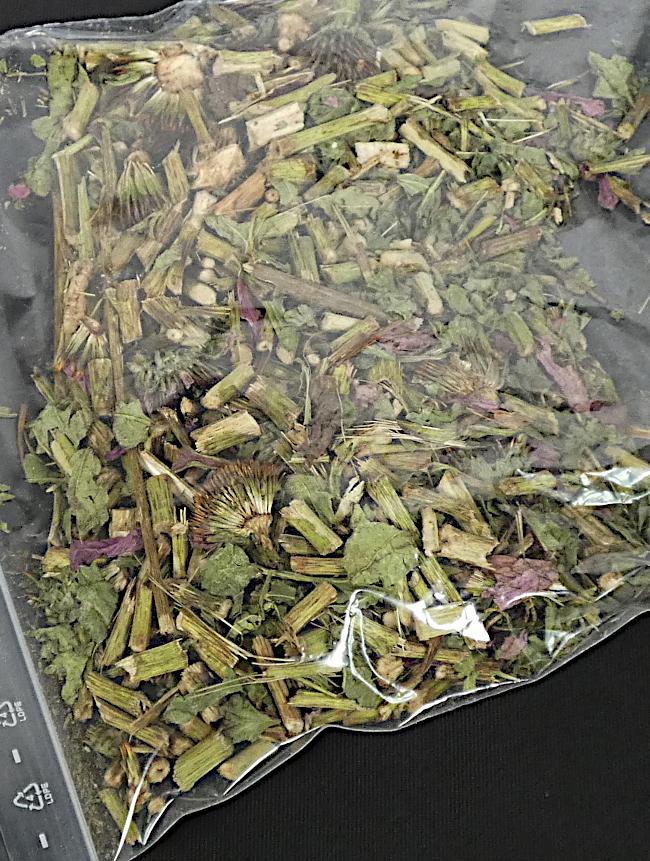 Nach den Antragsangaben, den ergänzenden Angaben und dem vorgelegten Warenmuster handelt es sich um getrocknetes, geschnittenes Kraut von Pflanzen der Art Echinacea purpurea (Purpursonnenhut) ohne weitere Zusätze. 
Purpursonnenhutkraut wird nach den Angaben in der Fachliteratur hauptsächlich zu Zwecken der Medizin und nicht als Haustee (im Sinne von Tee-Ersatz) verwendet.

Das Erzeugnis ist zur Verwendung als Futter für Heimtiere bestimmt. Eine derartige Verwendung steht der Einreihung nicht entgegen.

Zolltarifrechtlich handelt es sich um "Pflanzenteile der hauptsächlich zu Zwecken der Medizin verwendeten Art, andere als in den Unterpositionen (TARIC) 1211 2000 00 bis 1211 9086 60 genannt".