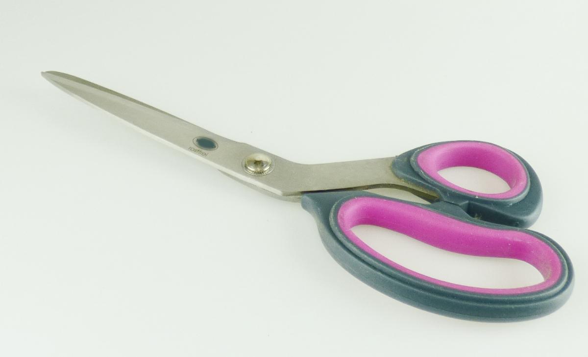 "Schneiderschere";

- bestehend aus zwei um einen Stift x-förmig beweglich gelagerten Scherenblättern aus unedlem
  Metall, die an den Enden Griffschalen aus Kunststoff aufweisen

- die Griffschalen sind zur leichteren Handhabung jeweils zu einer Öse zum Durchstecken eines
  Fingers ausgearbeitet

- mit einer Länge von ca. 230 mm

- besonders zum Schneiden von Stoffen und Textilien geeignet

- auf einer Pappunterlage aufgeblistert

(Antragstellerangaben)

Abbildung siehe Anlage

Derartige Erzeugnisse gehören als "Scheren, mit arbeitendem Teil aus unedlem Metall" zur Codenummer 8213 0000 00 0 des Zolltarifs (ZT).