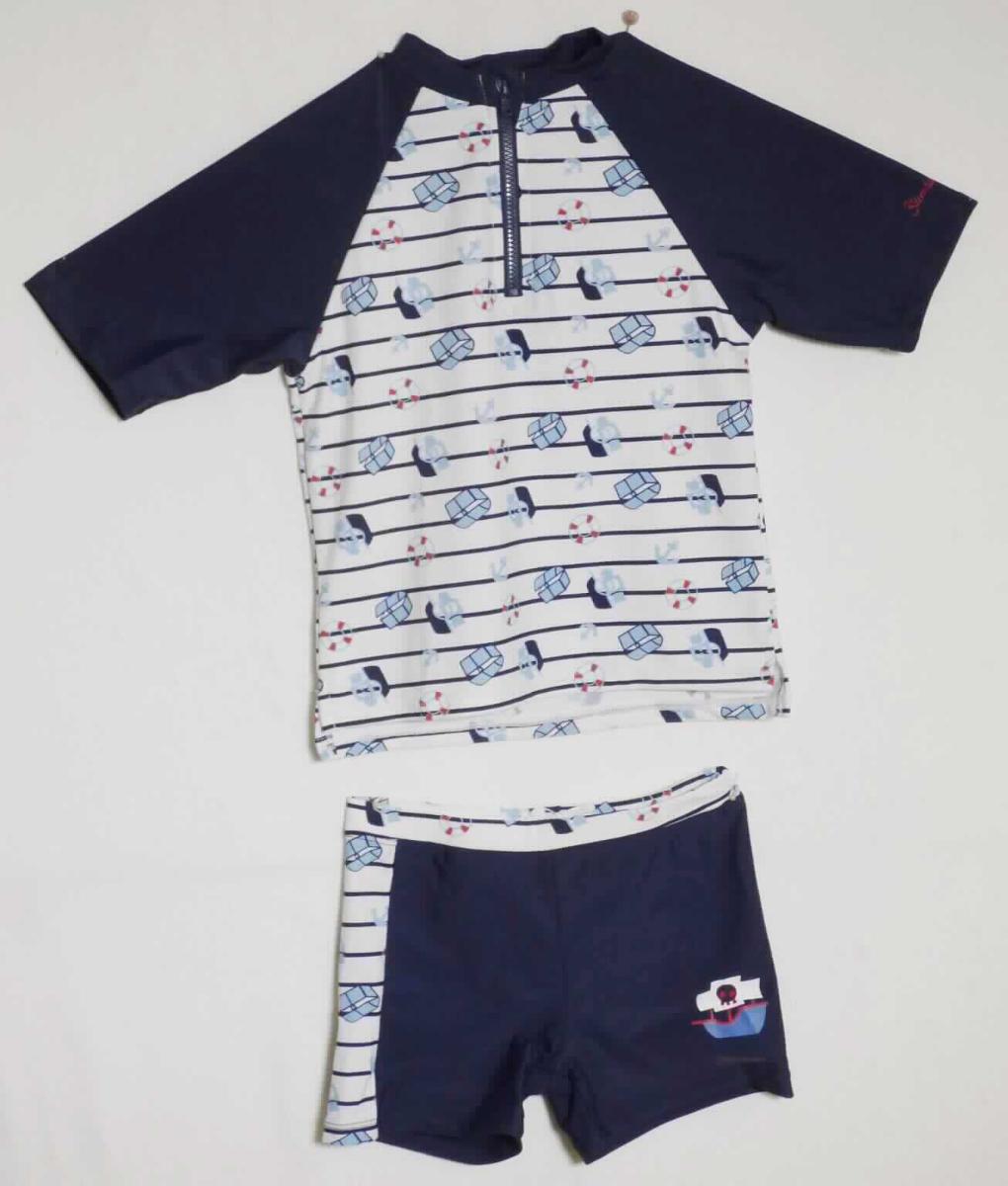 Pulloverähnliches Kleidungsstück und Badehose, sog. Schwimmset für Jungen und Mädchen, Art. 2501855, 
Gr. 110/116, Foto siehe Anlage,
- kein zweiteiliger Badeanzug, da das Oberteil aufgrund seines Schnitts nicht erkennen lässt, dass es
  ausschließlich oder hauptsächlich dazu bestimmt ist, als Badekleidung getragen zu werden,
- keine Kombination, u. a. weil Badehosen der Position 6112 nicht als Bestandteil einer Kombination zugelassen 
  sind,
- jeweils aus verschiedenen, ca. 0,5 mm dicken, einfarbigen bzw. bedruckten Gewirken aus laut Antrag 
  82% Polyamid und 18% Elasthan (beides synthetische Chemiefasern); ohne Kautschukfäden,
- pulloverähnliches Kleidungsstück:
-- über die Taille reichend (Rückenlänge: ca. 41,5 cm), vorn ca. 2 cm kürzer gearbeitet,
-- mit einem hohen Kragen (u. a. deshalb kein Kleidungsstück der Positionen 6105 und 6109),
-- vorn mit einer nicht durchgehenden Öffnung (somit kein Unterziehpulli) mit einem bis in die Kragenspitzen
   reichenden Reißverschluss, am Kragenrand mit einer kurzen Überlappung von links über rechts 
   (Knabenkleidung),
-- mit kurzen Ärmeln,
-- am unteren Rand und an den Ärmelenden durch Umschlagen und Festnähen gesäumt und mit ca. 2 cm 
   hochreichenden Seitenschlitzen versehen.

"Pulloverähnliches Kleidungsstück, aus Gewirken, aus Chemiefasern, kein Unterziehpulli, für Knaben"