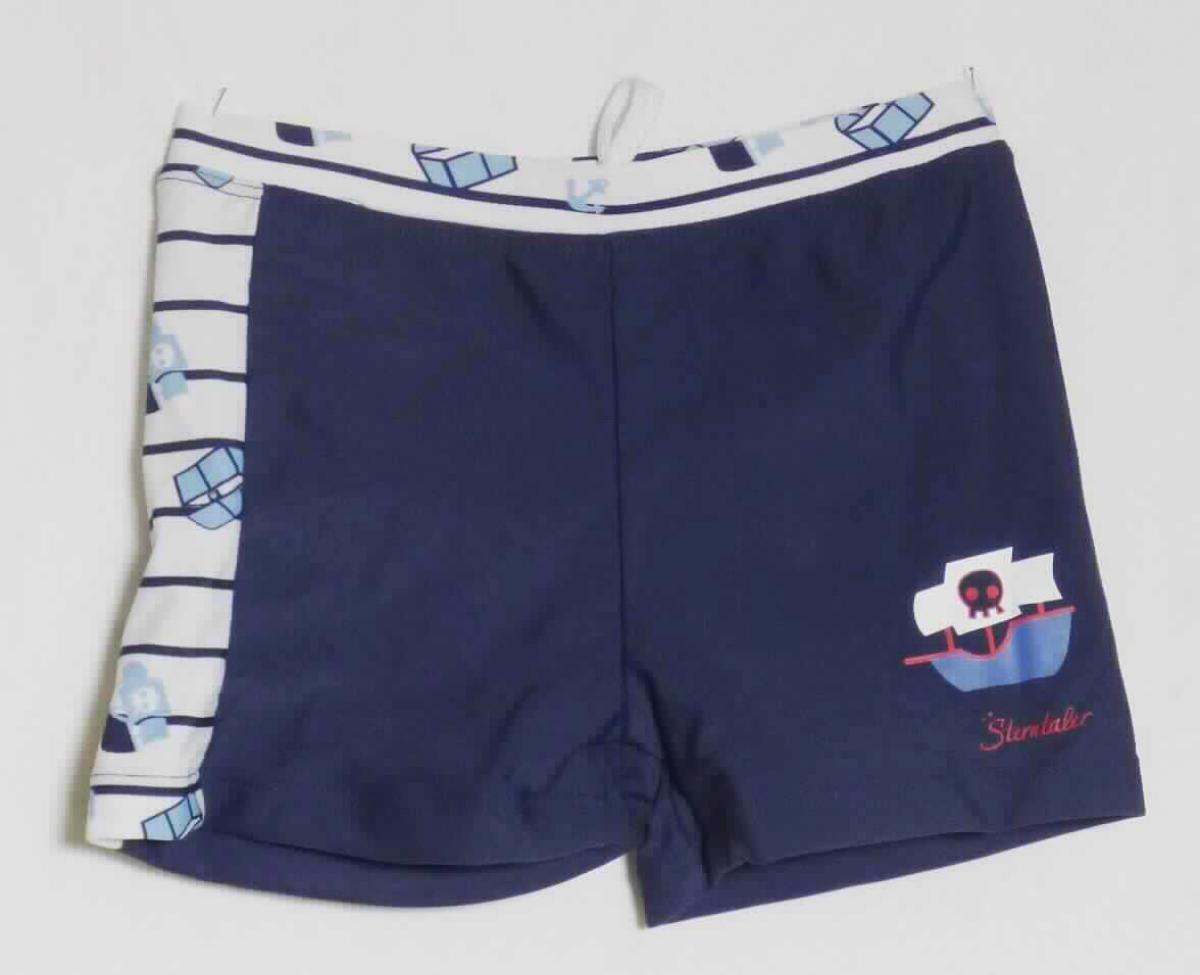 Badehose, sog. Badehose für Jungen, Art. 2501810, Gr. 110/116, Foto siehe Anlage,
- aus verschiedenen, ca. 0,5 mm dicken, einfarbigen bzw. bedruckten Gewirken aus laut Antrag 82 % Polyester 
  und 18 % Elasthan (beides synthetische Chemiefasern); ohne Kautschukfäden,
- in der Taille abschließend; mit einem eingezogenen "Gummiband" und einem Kordelzug,
- ohne Öffnung und ohne Verschluss,
- mit einem Innenfutter im Vorderteil (Hygieneeinlage); aufgrund der Ausstattung erkennbar Knabenkleidung,
- mit kurzen, gerade geschnittenen Hosenbeinen; am linken Hosenbein mit einem Aufdruck verziert, 
- an den Beinabschlüssen durch Umschlagen und Festnähen gesäumt,
- das Kleidungsstück lässt nach Schnitt, Material und Ausstattung erkennen, dass es dazu bestimmt ist, als 
  Badekleidung getragen zu werden.

"Badehose, aus Gewirken, für Knaben, aus synthetischen Chemiefasern, ohne Kautschukfäden"