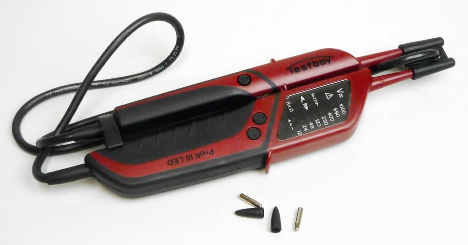 Sog. Multimeter, "Testboy Profi III LED", als kombiniertes Gerät in Form einer Warenzusammenstellung in Aufmachung für den Einzelverkauf, im Wesentlichen bestehend aus:
- einem keilförmigen Kunststoffgehäuse mit den Abmessungen von ca. 300 x 75 x 20 mm, welches mit 14 LED zur Messwert- bzw. Prüfergebnisanzeige, einer "Prüfspitze" mit abschraubbarem Adapter, zwei Bedienelementen in Form von Drucktastknöpfen, einem Summer, einer LED-Leuchte zum Auffinden der Messstellen sowie 2 eingelegten Batterien (AAA 1,5V) ausgestattet ist,
- 2 separaten Prüfspitzenadaptern,
- 2 separaten Schutzhüllen für die Prüfspitzadapter sowie
- einer Bedienungsanleitung ("De-minimis-Regel")
in einer Luftpolsterfolie in einem farbigen Karton verpackt.
Das Messgerät (charakterbestimmend in Bezug auf die Verwendung) ist mit einer zweiten "Prüfspitze" mit abschraubbarem Adapter und einem Bedienelement über ein ca. 110 cm langes Kabel fest verbunden und bildet somit eine funktionelle Einheit.
Das Multimeter (kennzeichnende Haupttätigkeit) dient insbesondere dem Messen oder Prüfen von Gleich- und Wechselspannung im Bereich 6 bis 1000 Volt, der einpoligen Phasenprüfung, der zweipoligen Drehfeldprüfung, dem FI/RCD-Prüftest sowie der Durchgangsprüfung.

Zur äußeren Form siehe Abbildung in der Anlage.

Die Ware wird als "Gerät zum Messen oder Prüfen elektrischer Größen (Spannung, Widerstand), ausgenommen Zähler der Pos. 9028, anderes als in Unterpositionen (TARIC) 9030 1000 00 bis 9030 3100 10 erfasst" eingereiht.