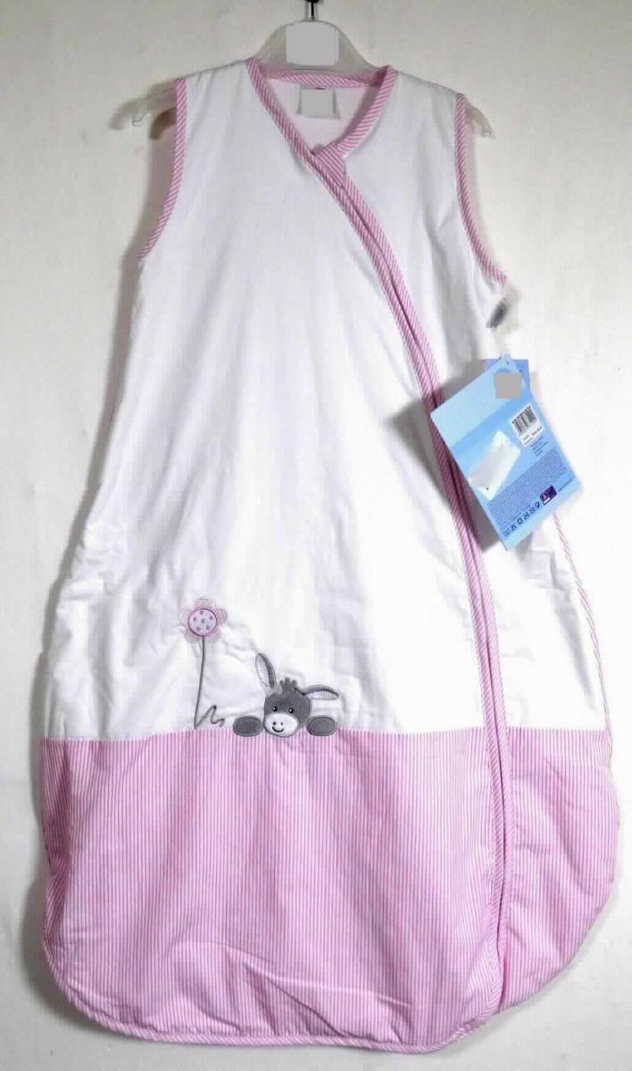 Schlafkleidung, sog. Sommerschlafsack 90 cm, Art. 9421838, Foto siehe Anlage,
- auf einem Kleiderbügel aufgehängt und in einem Polybeutel verpackt,
- aus ca. 0,2 mm dicken, verschiedenen einfarbigen bzw. bedruckten Geweben, laut Antrag aus 60 % Baumwolle
  und 40 % Polyester,
- mit einer Länge von ca. 90 cm,
- durchgehend gefüttert,
- mit einem leicht halsfernen Ausschnitt,
- vorn mit einer schräg nach links verlaufenden und am unteren Rand nach rechts weitergeführten Öffnung mit
  Reißverschluss, am oberen Rand mit einer kurzen, von rechts auf links überlappenden Patte (Mädchenkleidung),
- ärmellos,
- am Halsausschnitt, den Armausschnitten und entlang der Öffnung mit kontrastfarbenen Randeinfassungen,
- vorn mit diversen Applikationen (u. a. in Form eines stilisierten Esels) verziert,
- dient als Schlafkleidung für Kinder, somit keine Ware der Position 9404,
- aufgrund der Länge/Größe nicht für Kleinkinder mit einer Körpergröße von bis zu 86 cm bestimmt, somit keine
  Kleidung der Position 6209.

"Kleidung, andere als in den Positionen 6201 bis 6210 und in den Unterpositionen 6211 11 bis 6211 20 genannte,
aus Geweben, für Mädchen, aus Baumwolle, andere als in den Unterpositionen 6211 4210 bis 6211 4242 genannte"